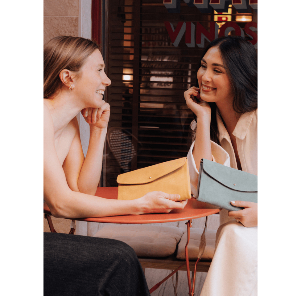 Ann Kurz Cute Clutch in Senfgelb von Ann Kurz Model vorne