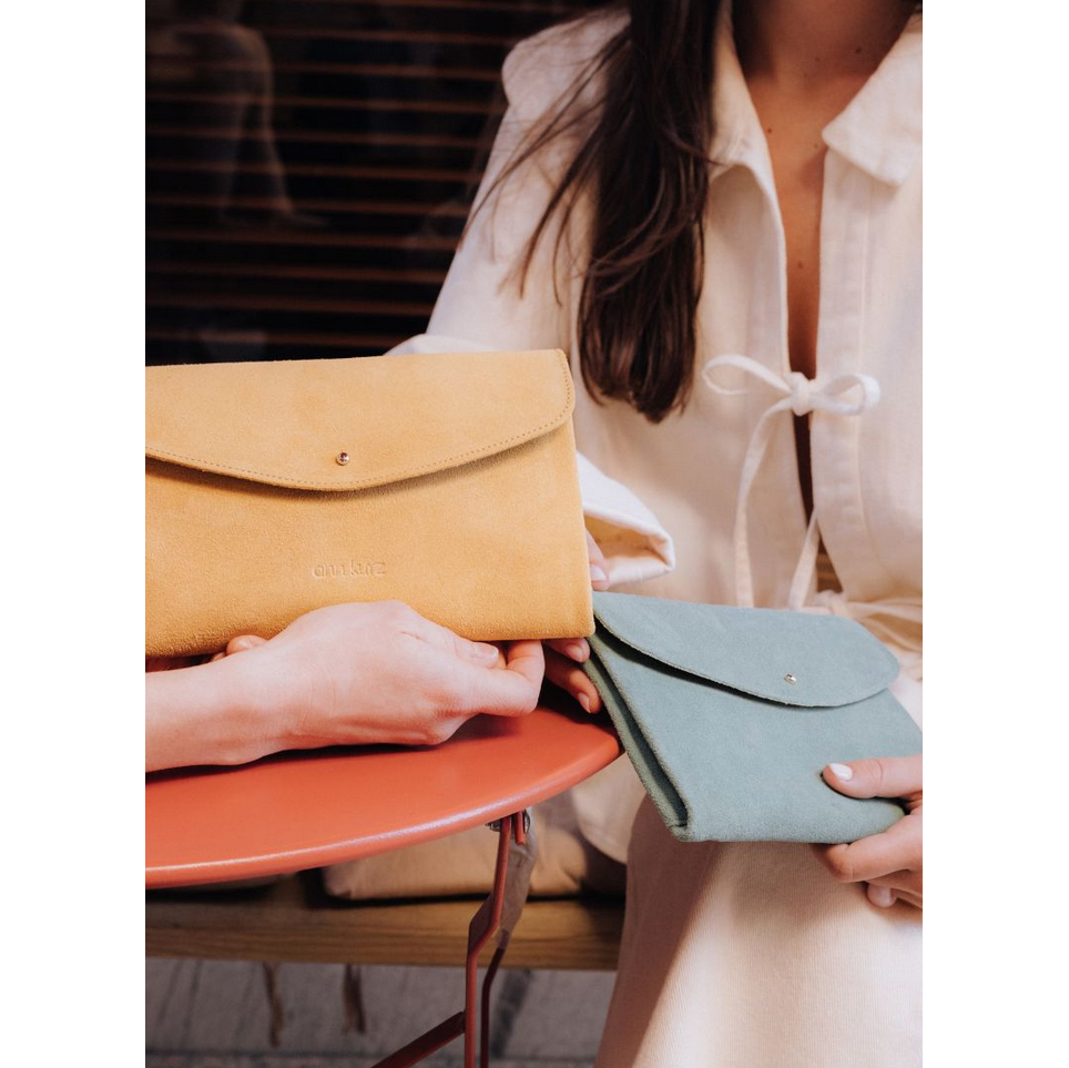 Ann Kurz Cute Clutch Suede Menta
