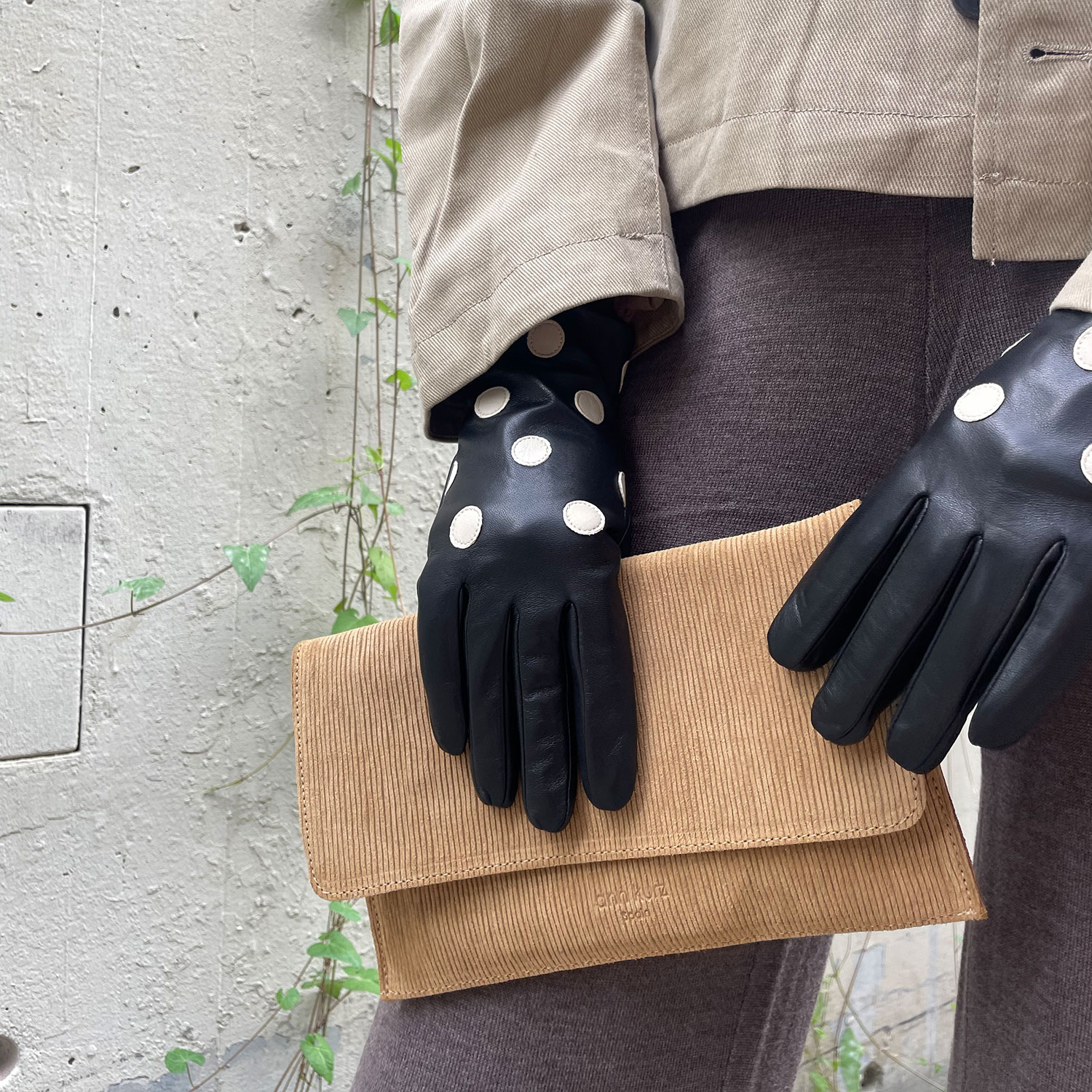 La Garçonne Accessoires Handschuhe Daili Points Schwarz mit weissen Punkten La Garçonne Model