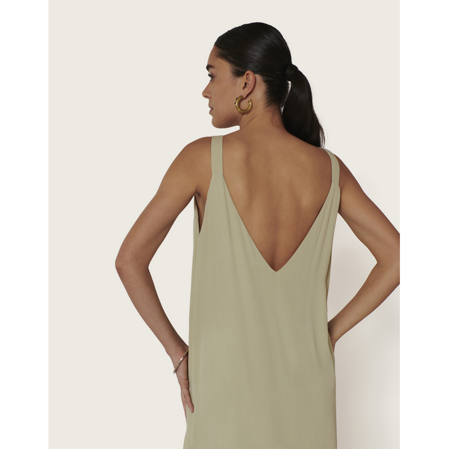 Karma Koma Dea Kleid in Hellgrün von Karma Koma Model hinten