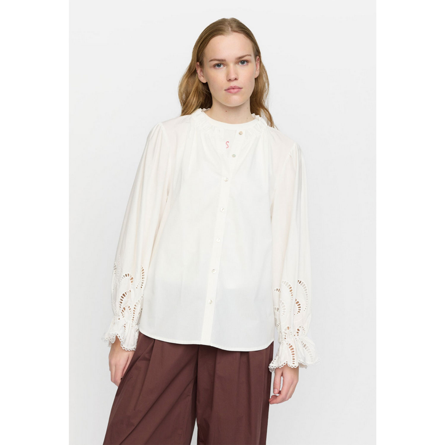 Soft Rebels Demi Bluse mit Rüschenkragen und Ärmelabschlüssen in Weiss mit Broderie-Details von Soft Rebels. Model vorne