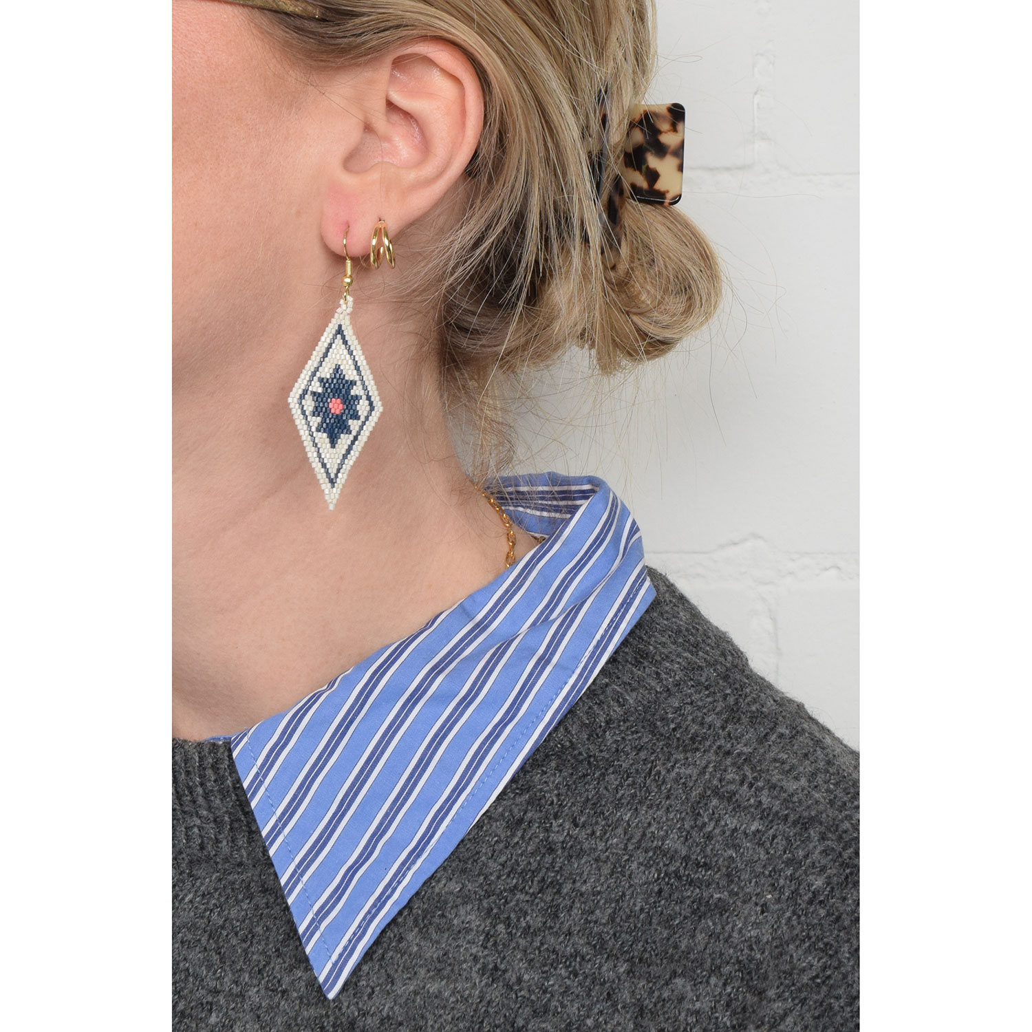 La Garçonne Bijoux Flower Flag Ohrringe aus mehrfarbigen Perlen von La Garçonne Bijoux Model vorne