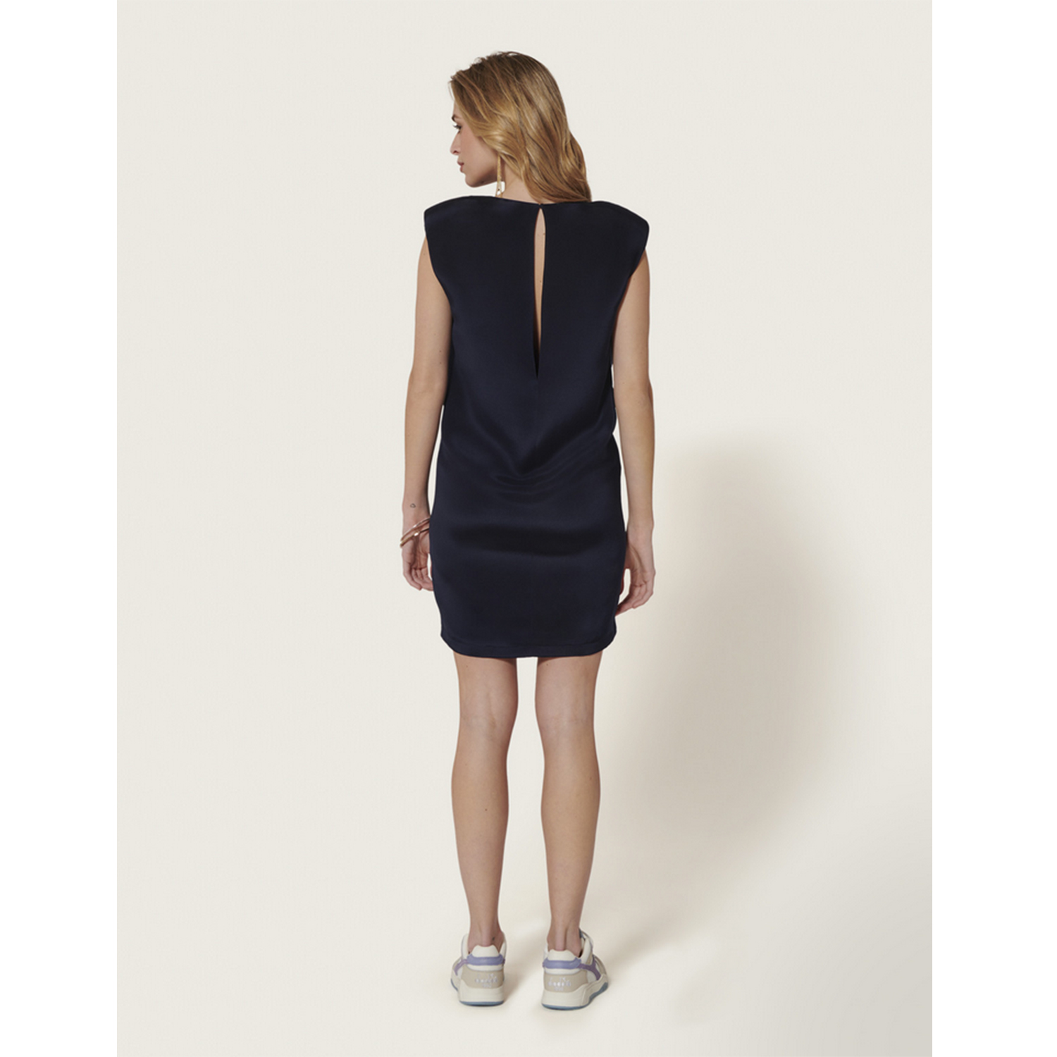 Karma Koma Diva Kleid in dunkelblau von Karma Koma Model hinten