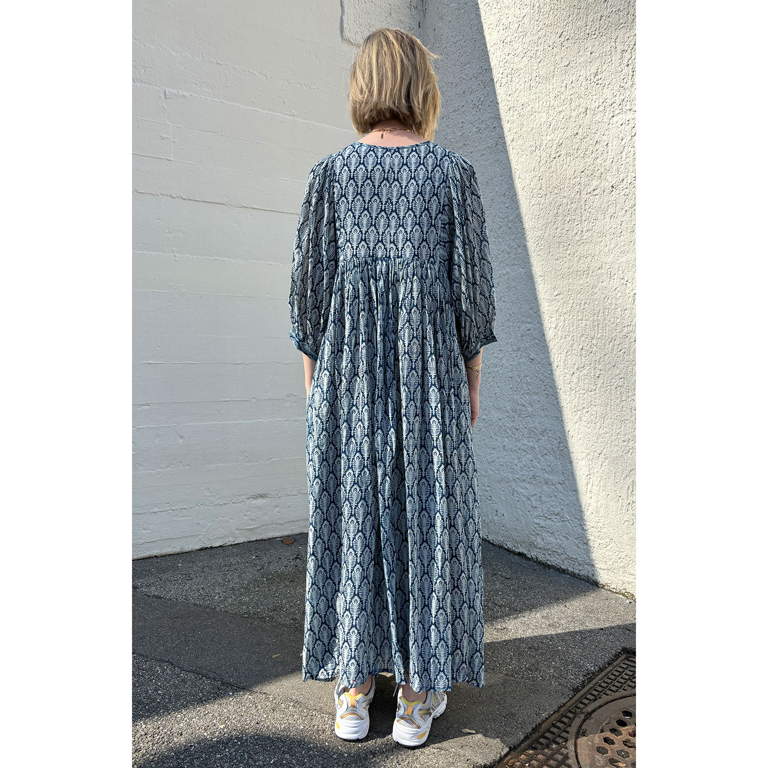 Le Trésor Du Monde Doi Long Le Trésor Du Monde Kleid Indigo Blau Muster Model hinten