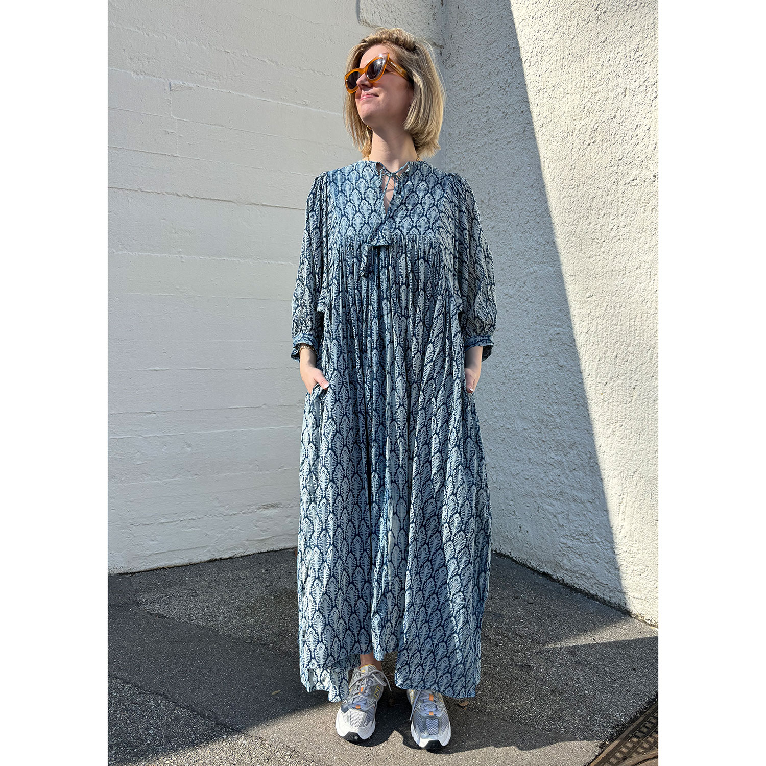 Le Trésor Du Monde Doi Long Le Trésor Du Monde Kleid Indigo Blau Muster Model vorne