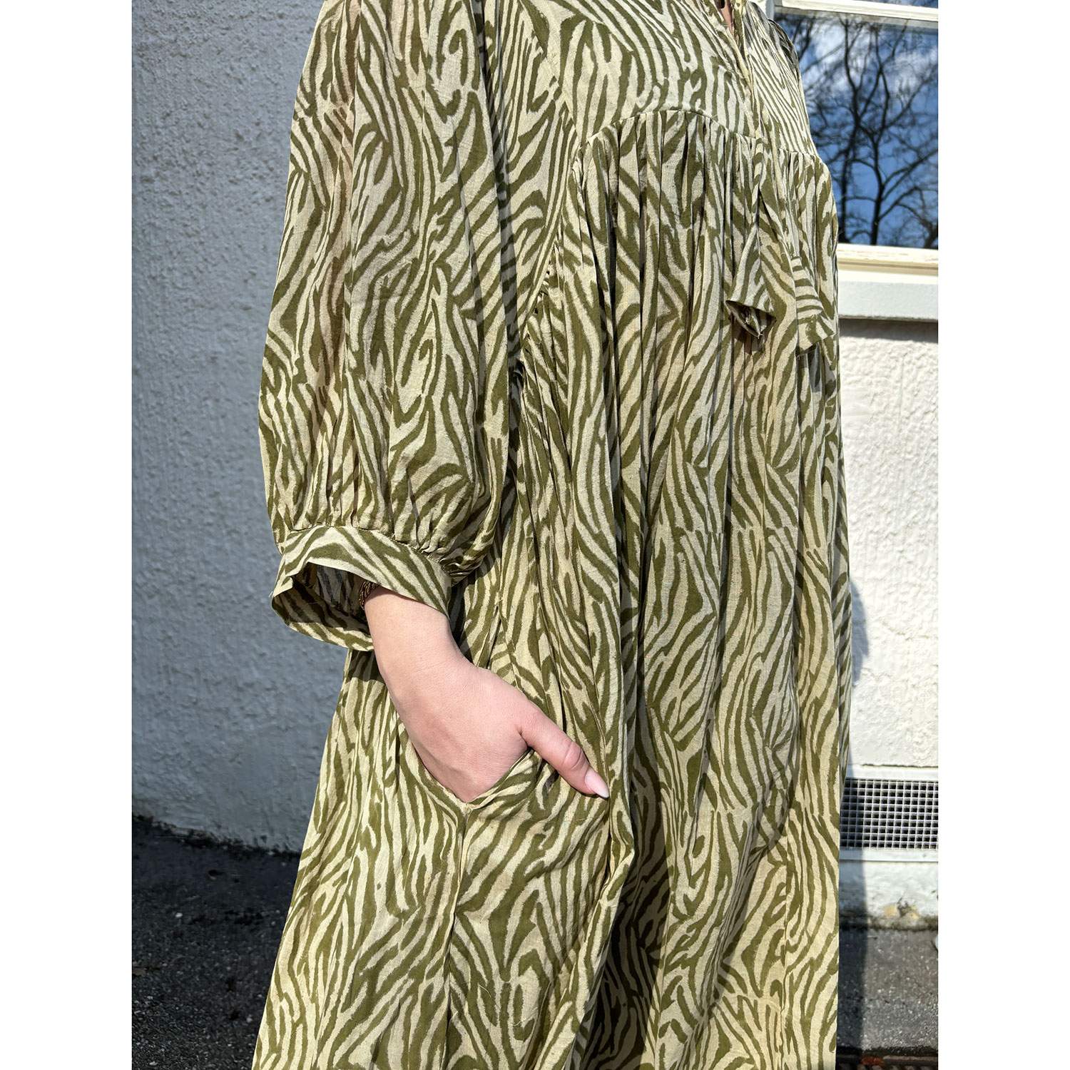 Le Trésor Du Monde Doi Long Le Trésor Du Monde Kleid Olive Muster Model detail