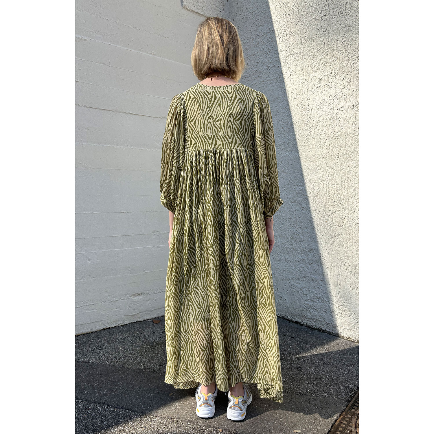 Le Trésor Du Monde Doi Long Le Trésor Du Monde Kleid Olive Muster Model hinten