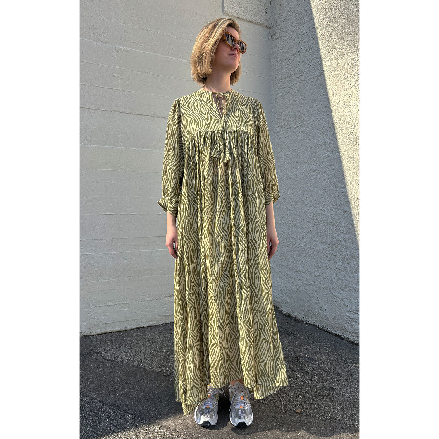 Le Trésor Du Monde Doi Long Le Trésor Du Monde Kleid Olive Muster Model vorne