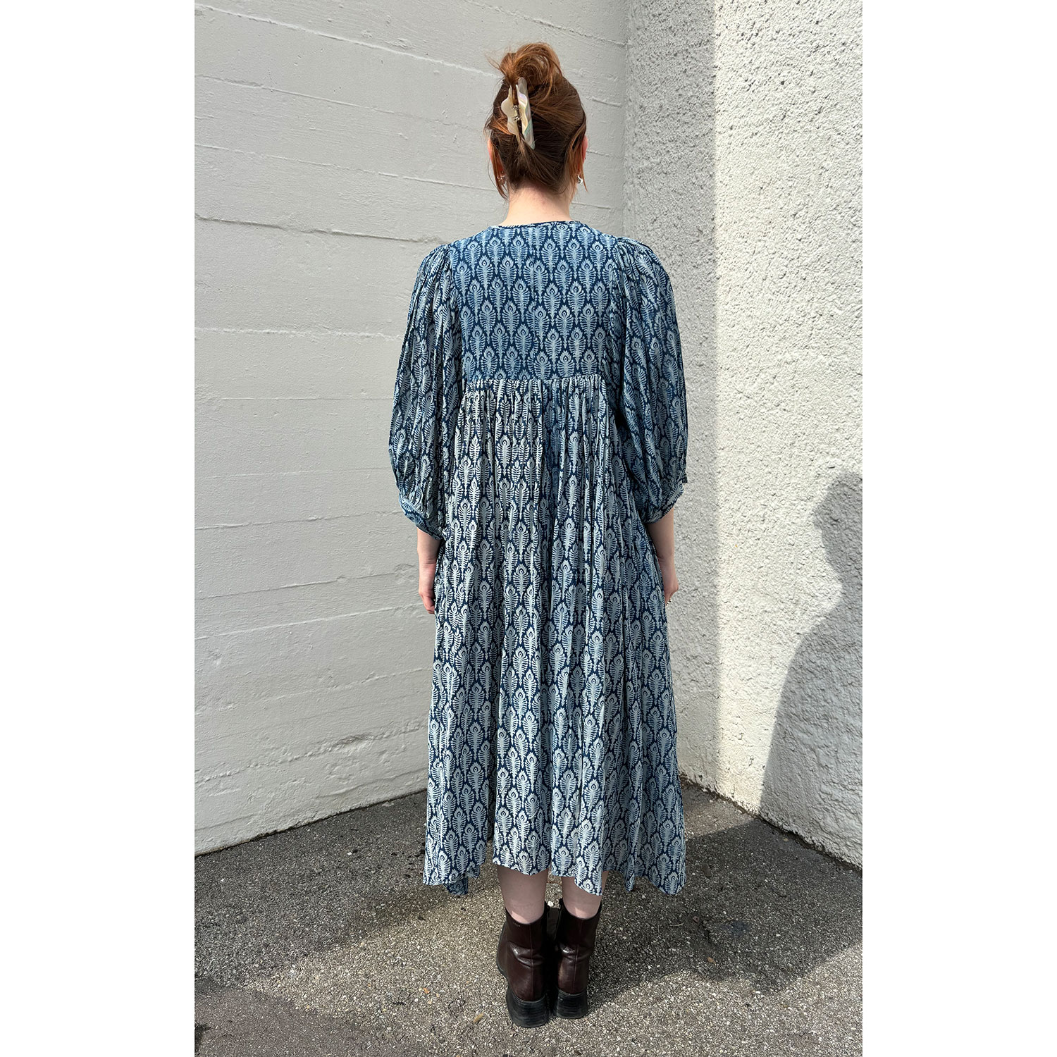 Le Trésor Du Monde Doi Midi Le Trésor Du Monde Kleid Blau Muster Model hinten