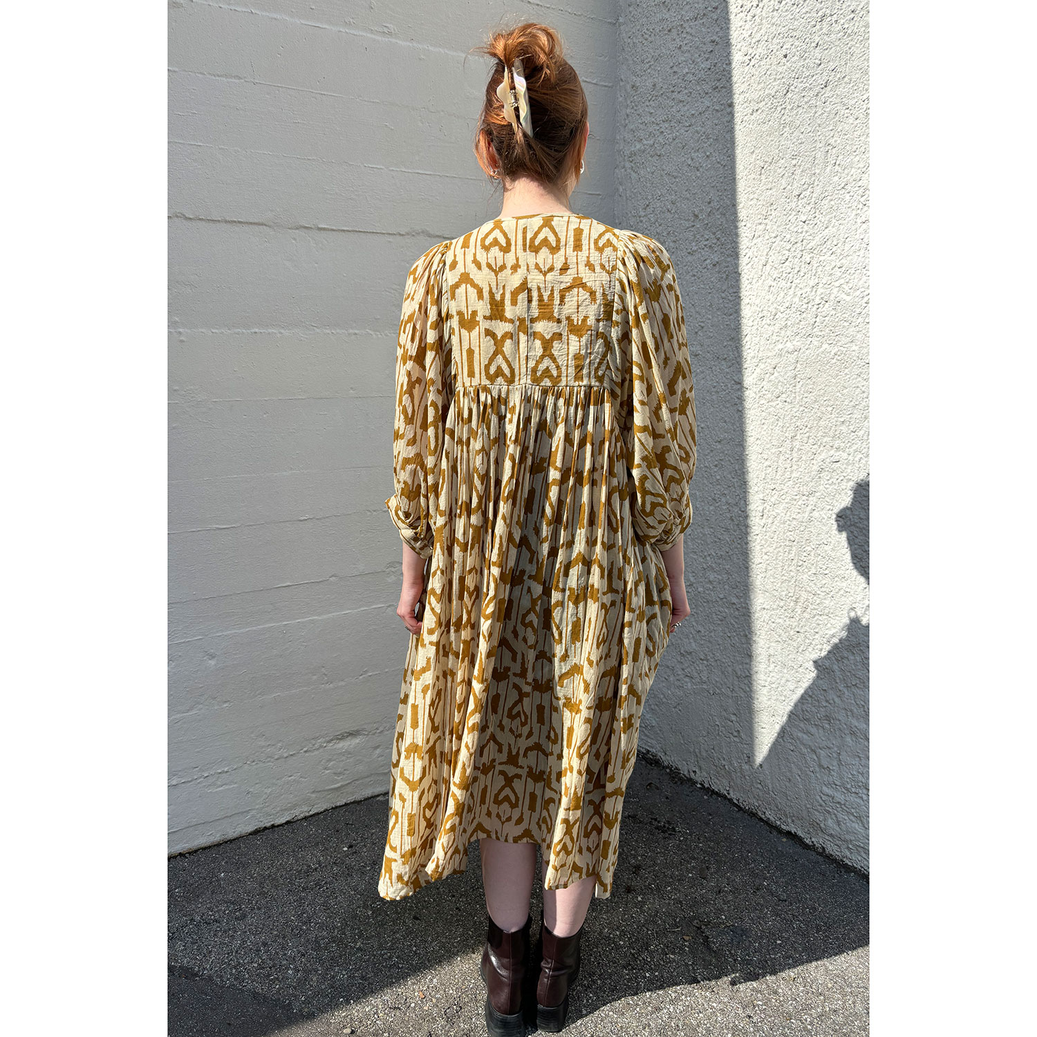 Le Trésor Du Monde Doi Midi Le Trésor Du Monde Kleid Senfgelb Muster Model hinten