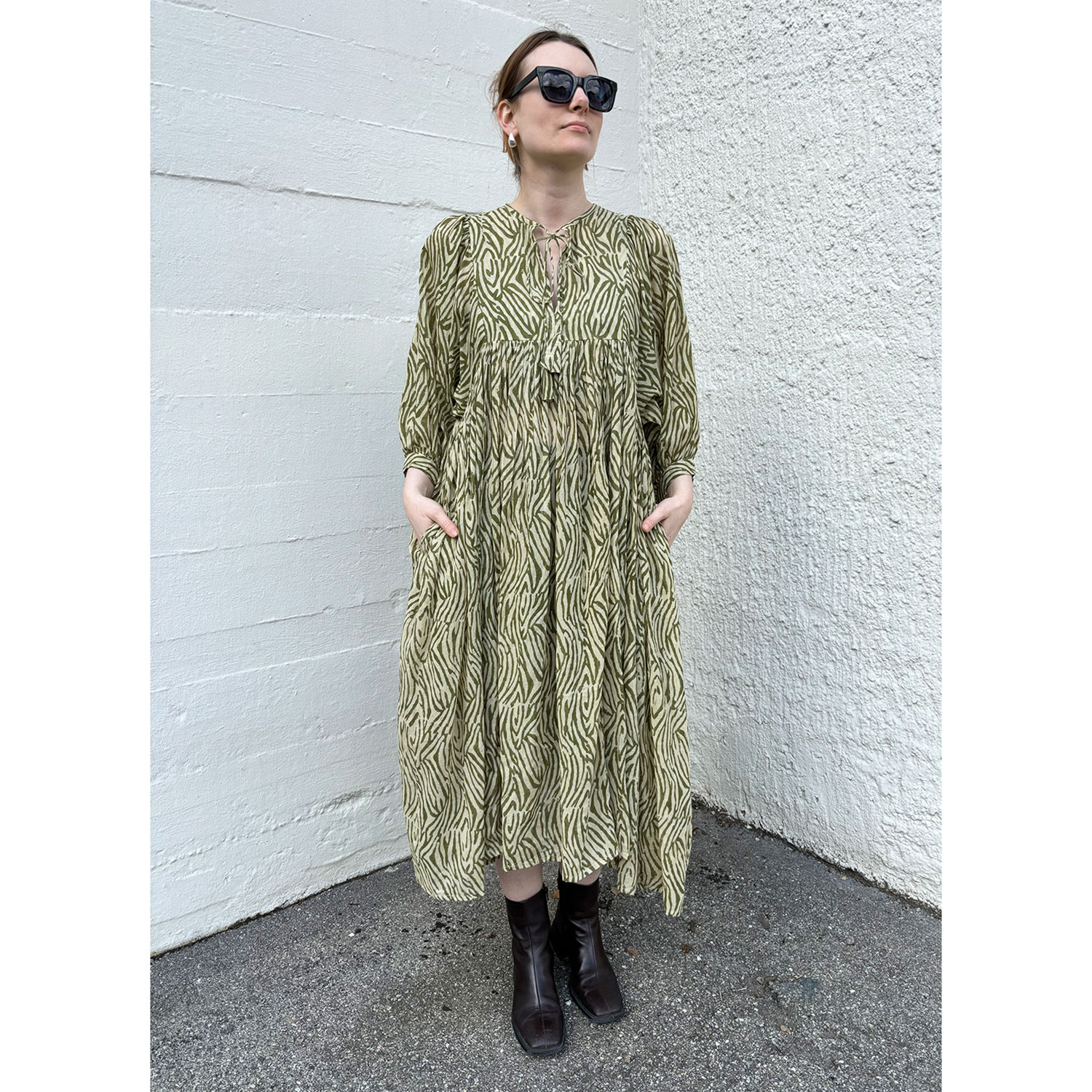 Le Trésor Du Monde Doi Midi Le Trésor Du Monde Kleid Olivegrün Muster Model vorne