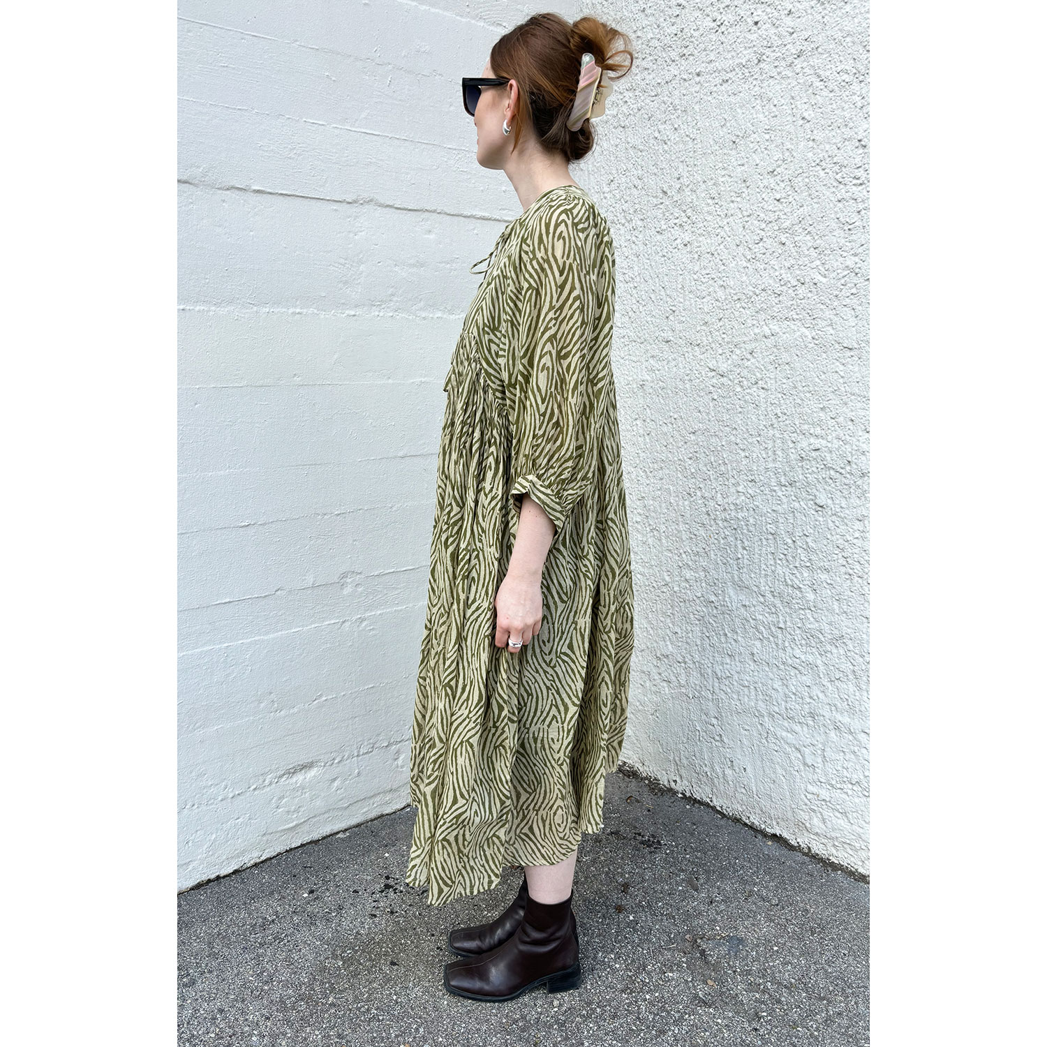 Le Trésor Du Monde Doi Midi Le Trésor Du Monde Kleid Olivegrün Muster Model seite