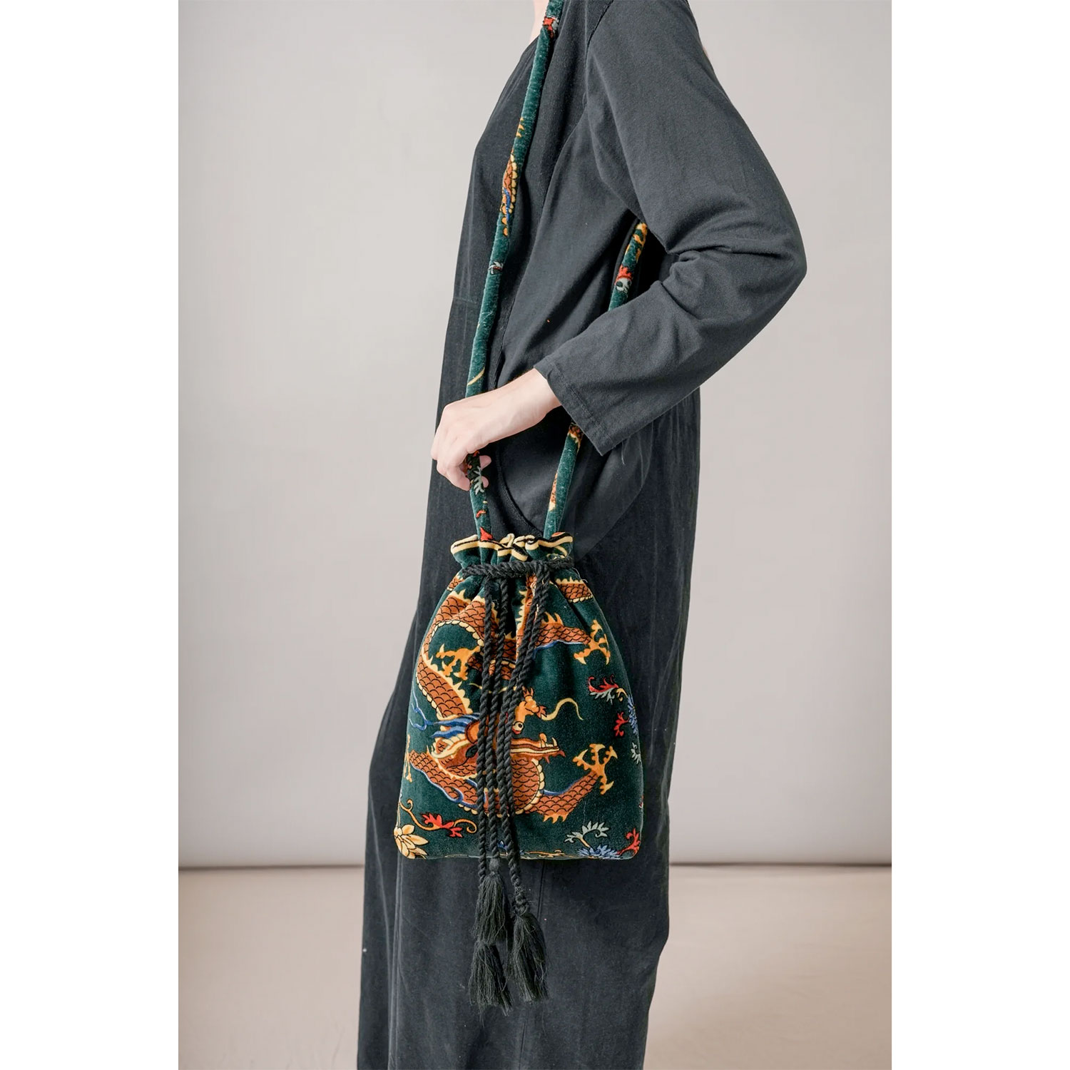 One Hundred Stars Dragon Beuteltasche mit Quasten und schönem Print in Grün von One Hundred Stars Model seite