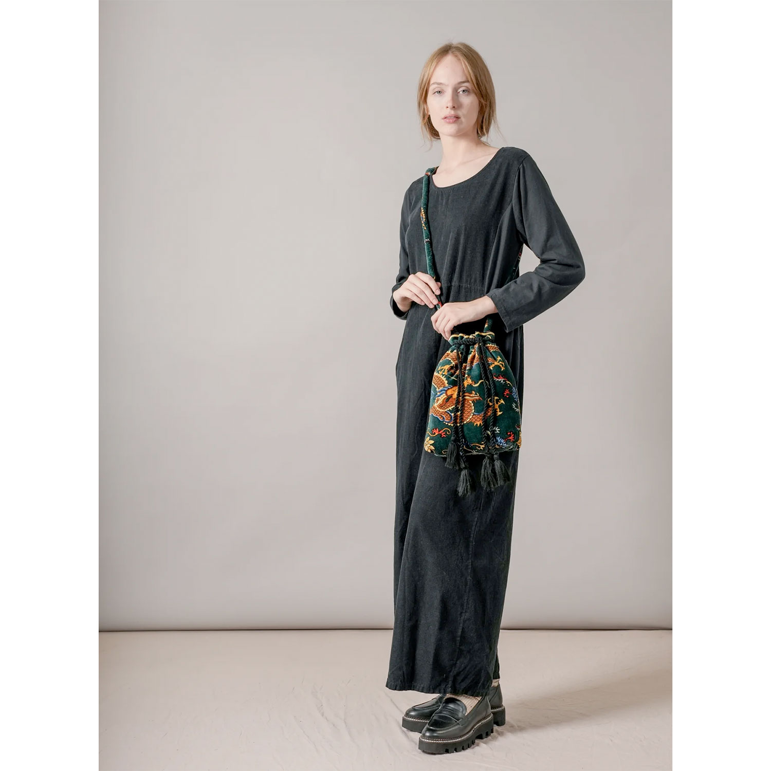 One Hundred Stars Dragon Beuteltasche mit Quasten und schönem Print in Grün von One Hundred Stars Model seite