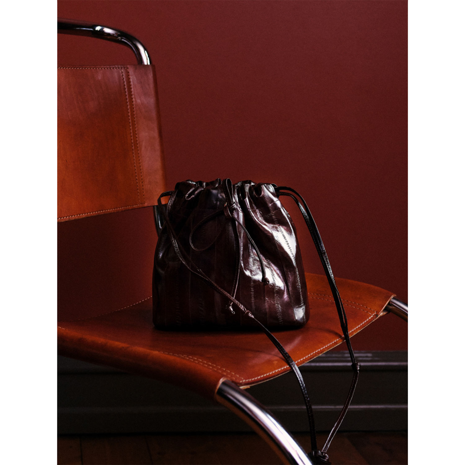 Becksöndergaard Eelskin Gila Beuteltasche in Dunkelbraun aus Aal-Leder von Becksöndegaard vorne