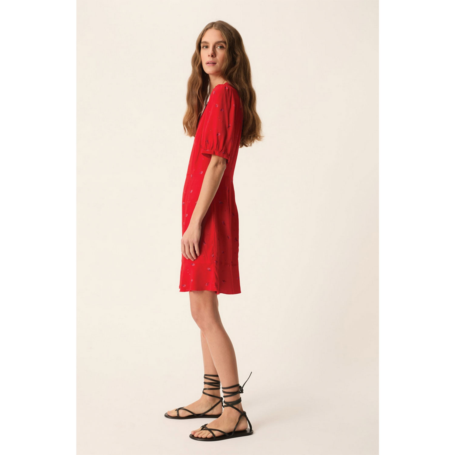 Des Petits Hauts Eleana Mini-Kleid mit kurzen Ärmel in Rot mit Blumenmuster von Des Petits Hauts Model Seite