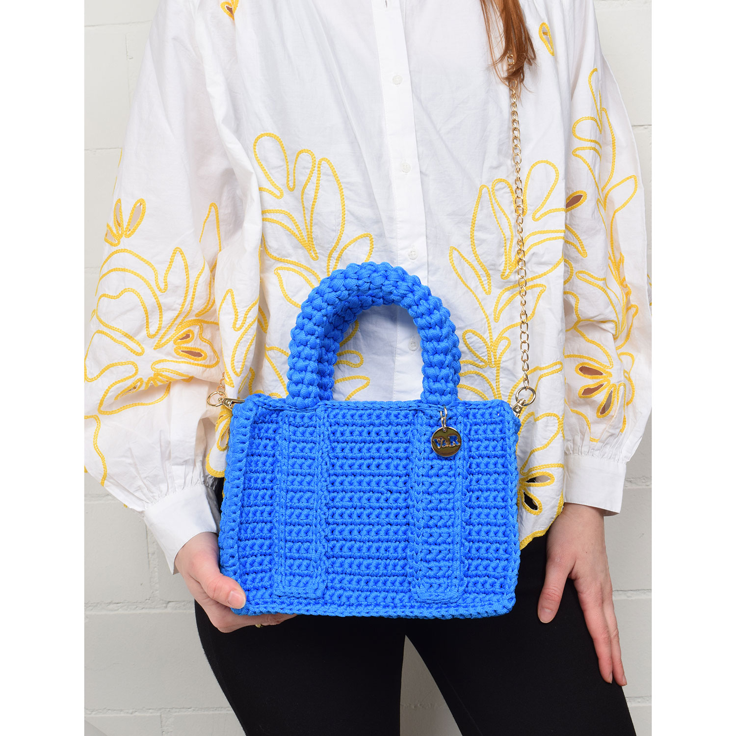 Vasilis & Roxani Eleonora Chain Crochet Tasche in Blau von Vasilis&Roxani. Model vorne