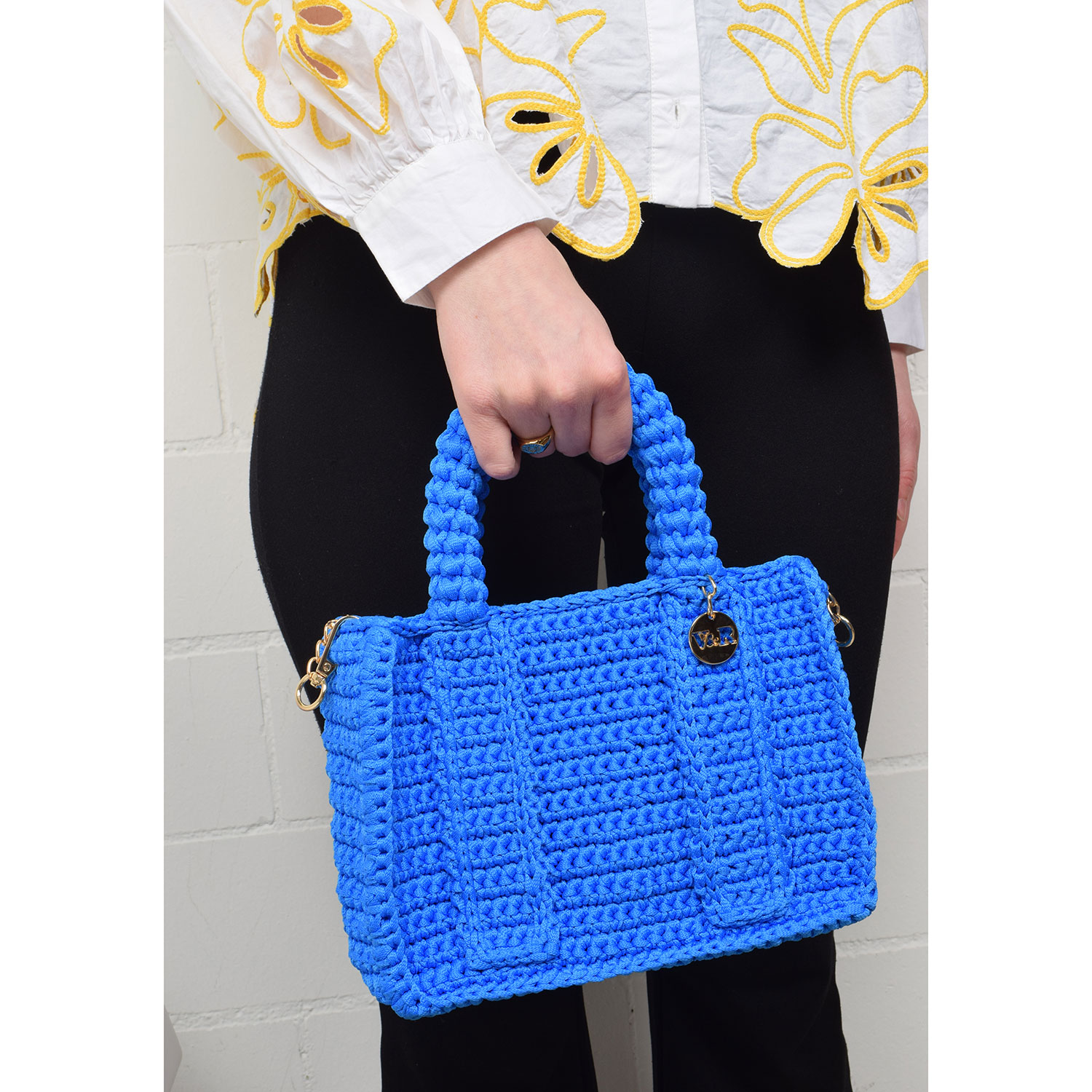 Vasilis & Roxani Eleonora Chain Crochet Tasche in Blau von Vasilis&Roxani. Model vorne