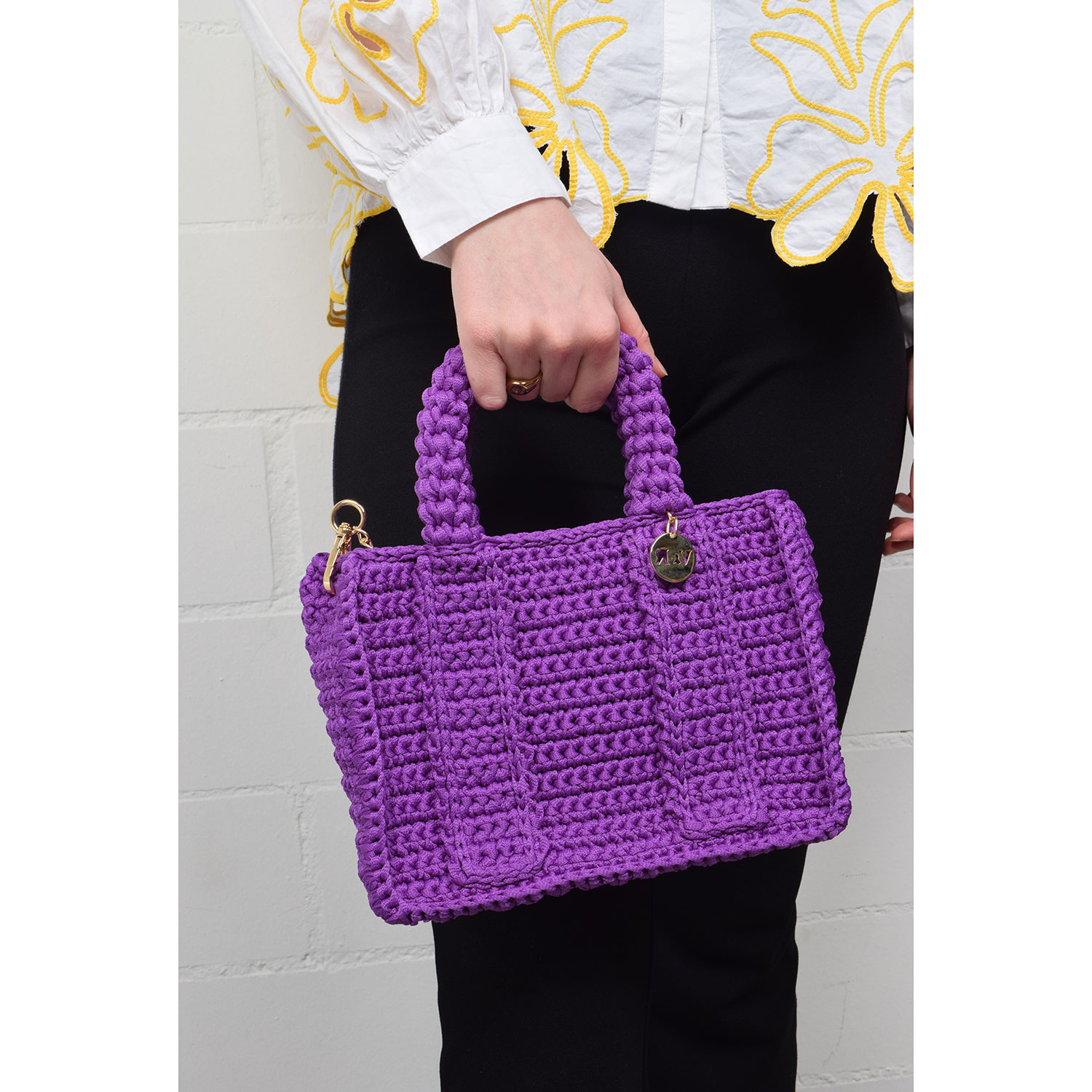 Vasilis & Roxani Eleonora Chain Crochet Tasche in Violett von Vasilis&Roxani. Model vorne