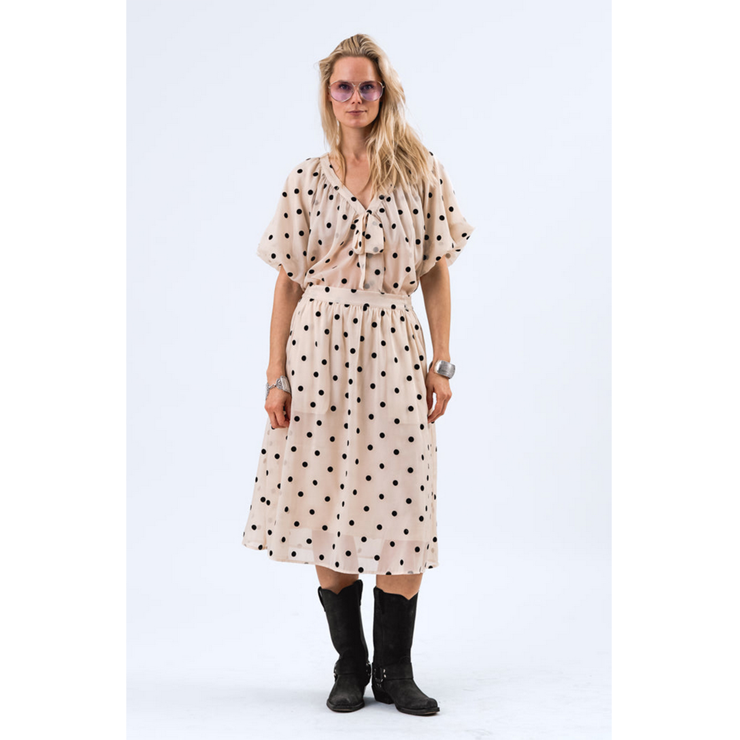 Lolly's Laundry Ella Midi Jupe in Ecru mit schwarzen Punkten von Lolly's Laundry Model vorne