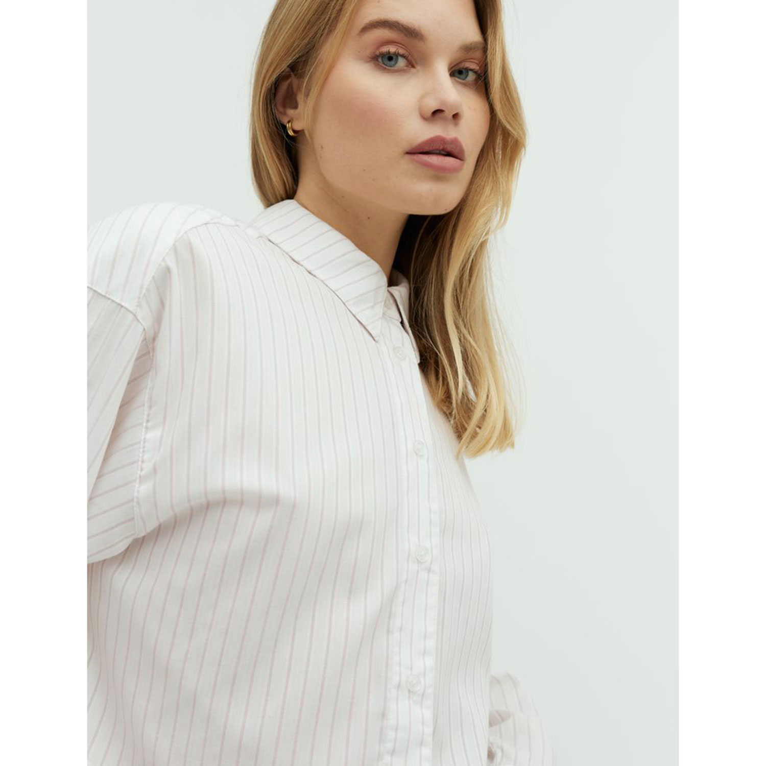 mbyM Emele mbyM Hemdbluse Weiss gestreift Model detail