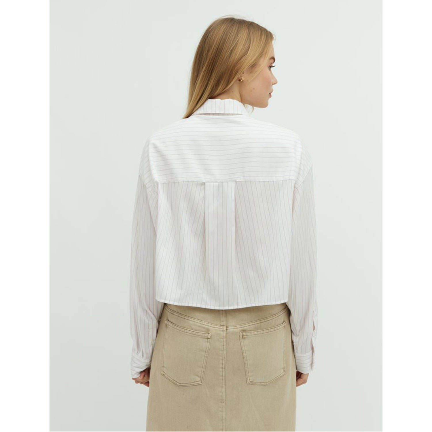 mbyM Emele mbyM Hemdbluse Weiss gestreift Model hinten