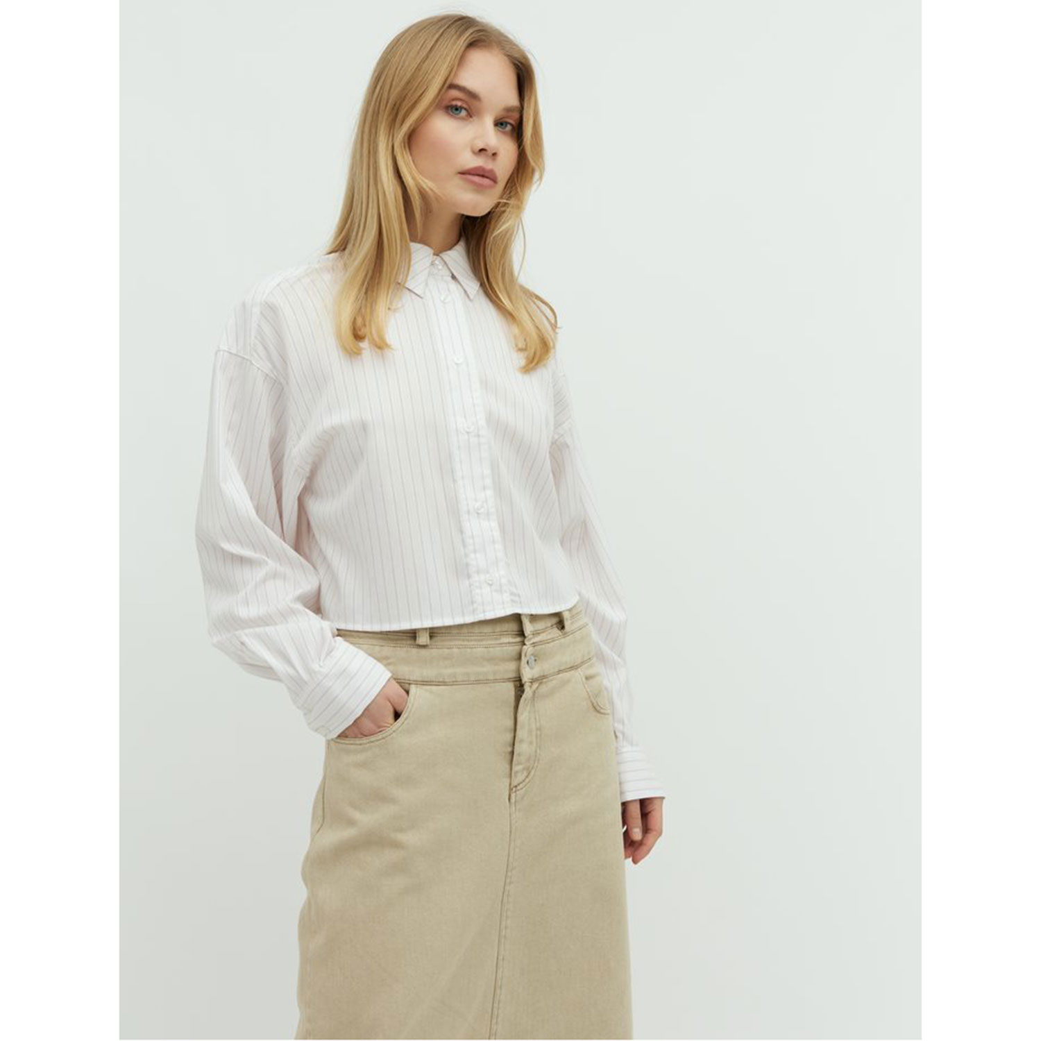 mbyM Emele mbyM Hemdbluse Weiss gestreift Model vorne