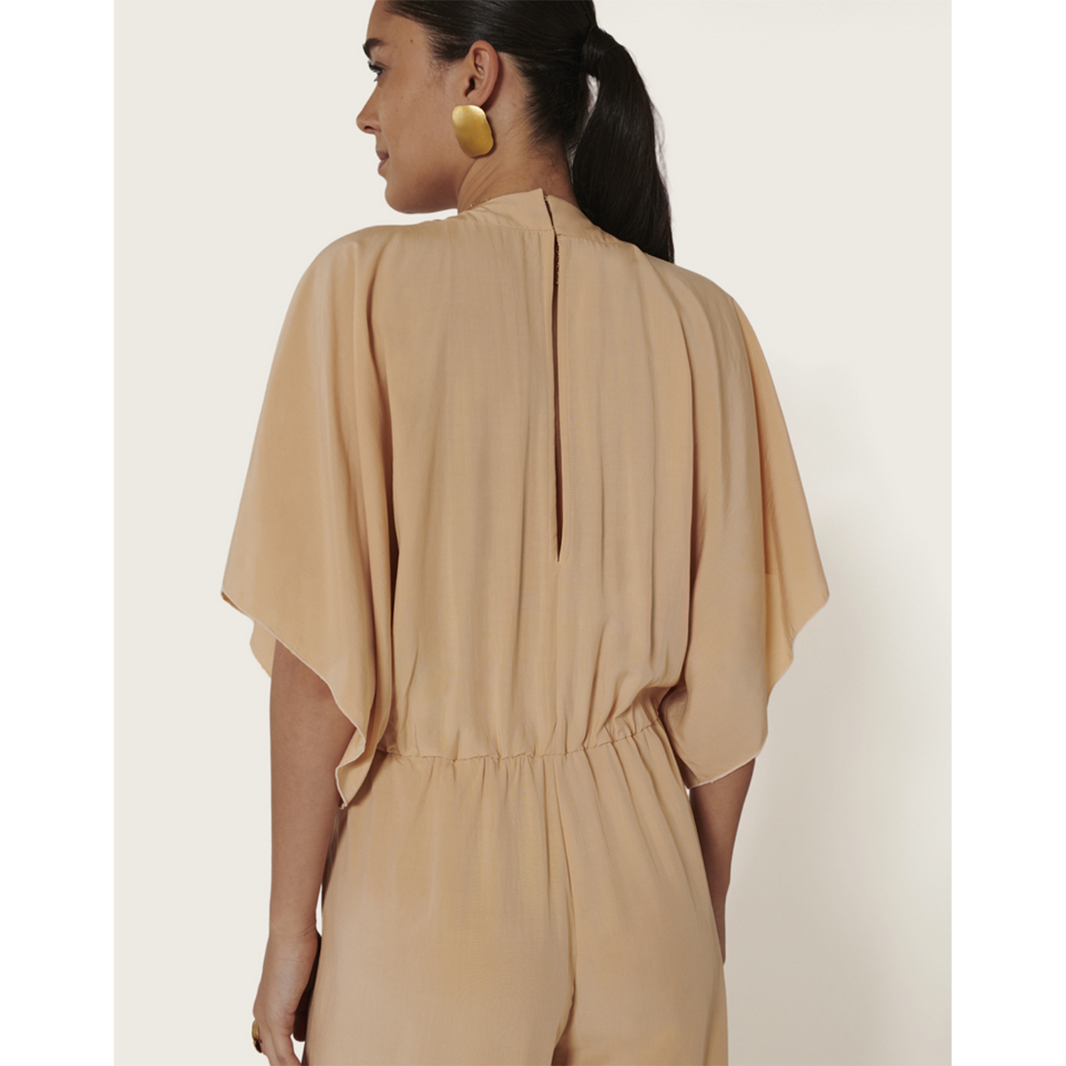 Karma Koma Etta Overall in Beige von Karma Koma Model hinten Detail