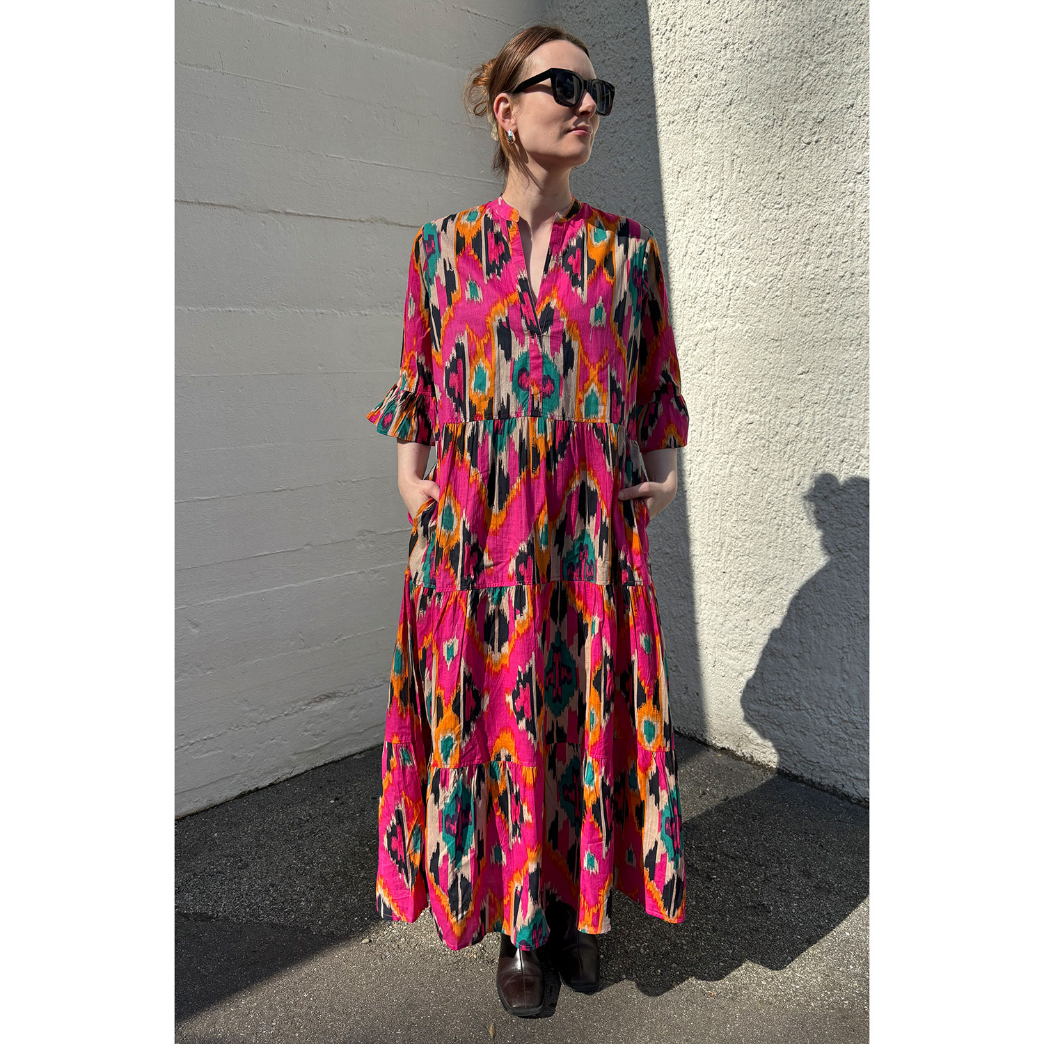 Le Trésor Du Monde Eveline Long Le Trésor Du Monde Kleid Muster Pink Model vorne