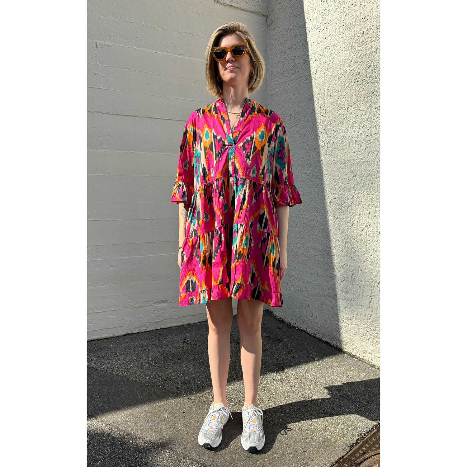 Le Trésor Du Monde Eveline Short Le Trésor Du Monde Kleid Muster Pink Model vorne