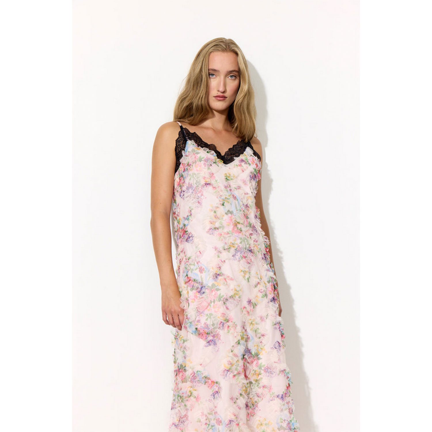 Hunkøn Ezra Tüllkleid in Rosa mit zartem Blumenprint uns Spitzendetails am Ausschnitt von Hunkøn. Model Detail