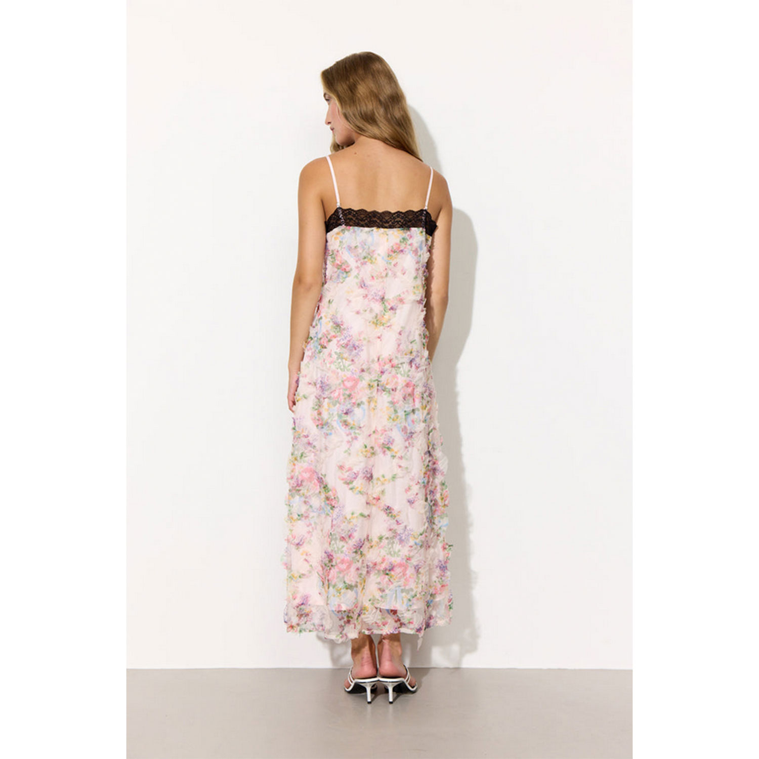 Hunkøn Ezra Tüllkleid in Rosa mit zartem Blumenprint uns Spitzendetails am Ausschnitt von Hunkøn. Model hinten