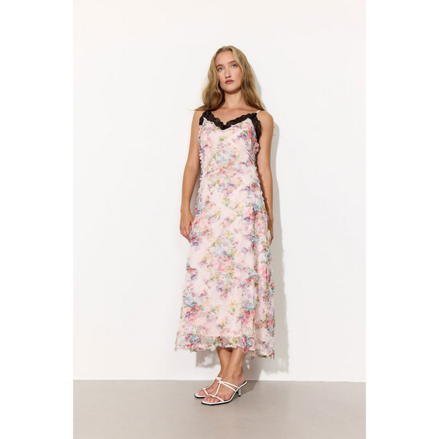 Hunkøn Ezra Tüllkleid in Rosa mit zartem Blumenprint uns Spitzendetails am Ausschnitt von Hunkøn. Model vorne