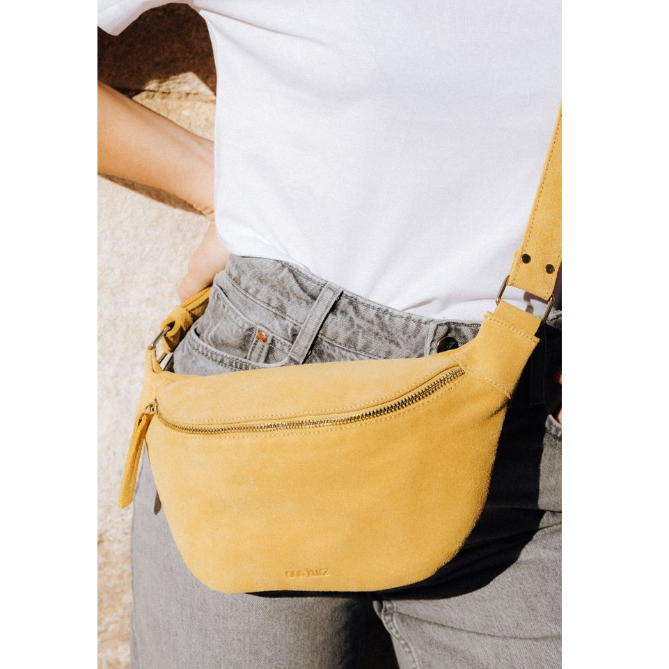 Ann Kurz Fanny Bauchtasche in Senfgelb von Ann Kurz Model vorne Detail