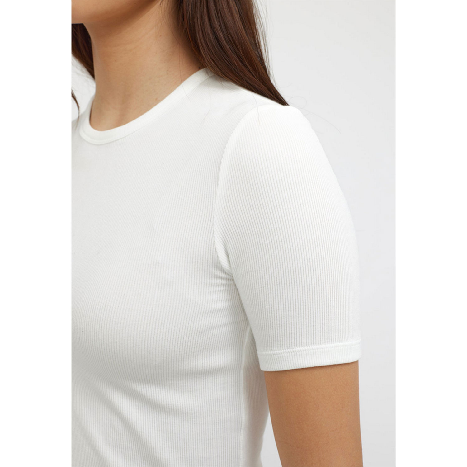 Soft Rebels Fenja T-Shirt mit Rundhals-Ausschnitt und Rippenstruktur in Weiss von Soft Rebels. Detail