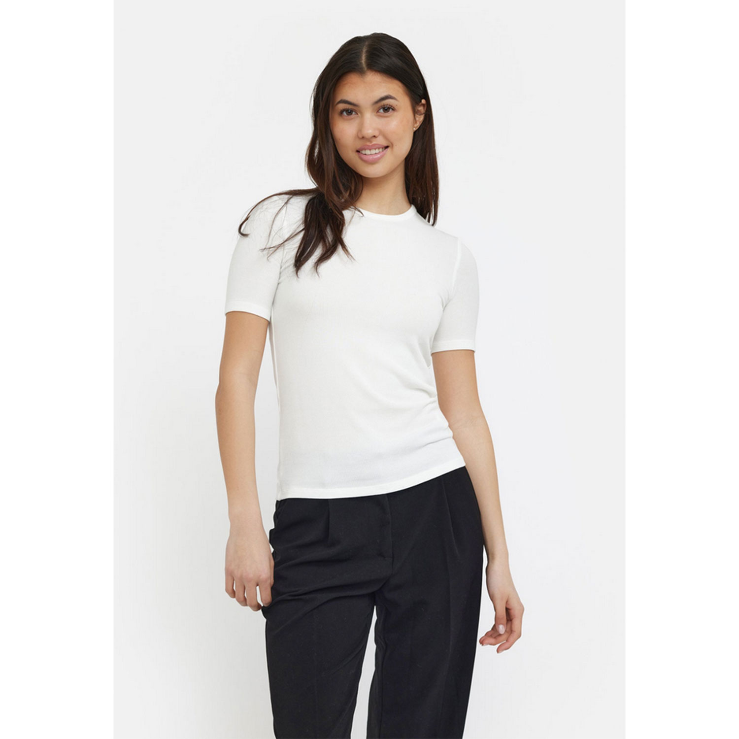 Soft Rebels Fenja T-Shirt mit Rundhals-Ausschnitt und Rippenstruktur in Weiss von Soft Rebels. Model vorne