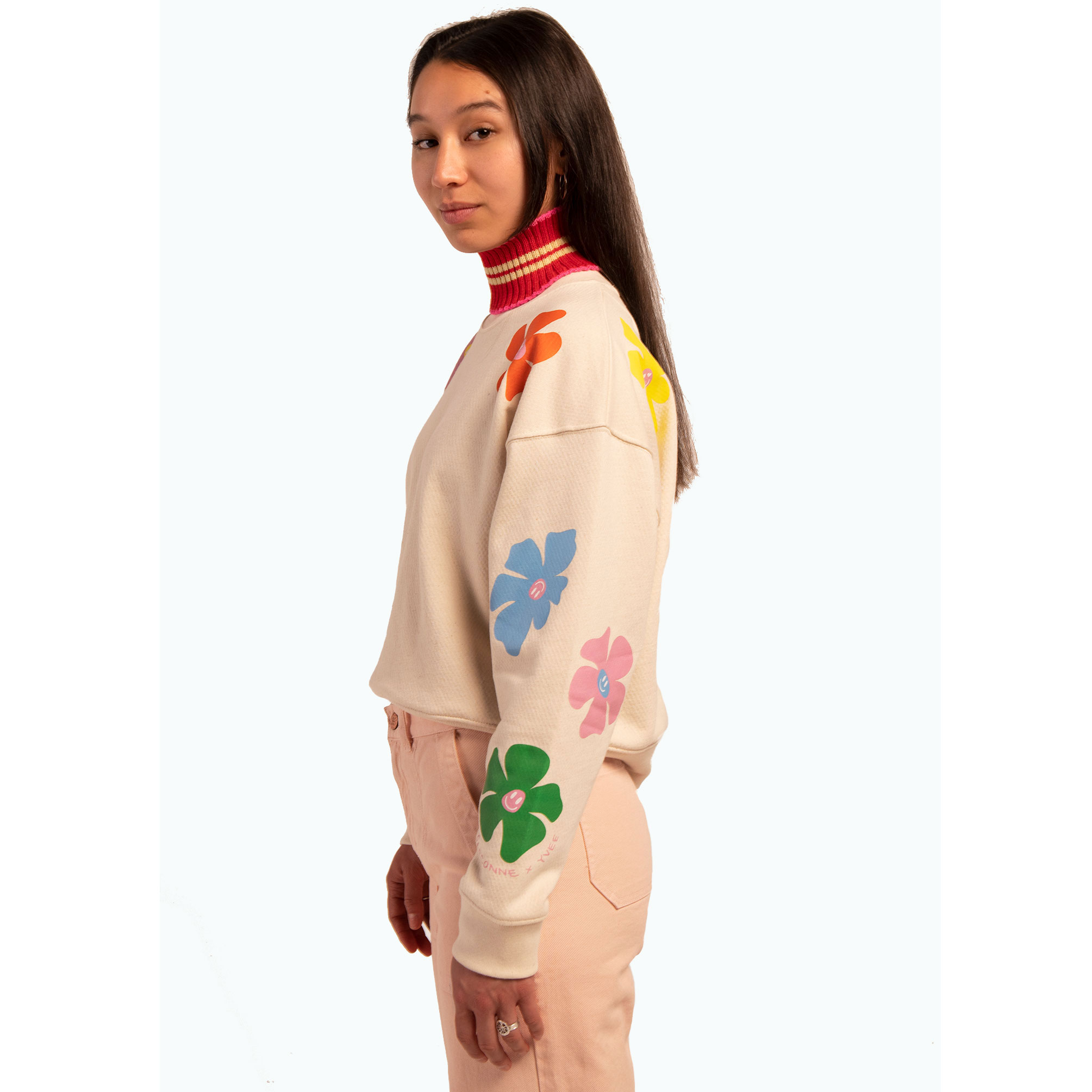 La Garçonne x YVEE Flowers La Garconne X YVEE Sweater mit mehrfarbigem Druck Model Seite