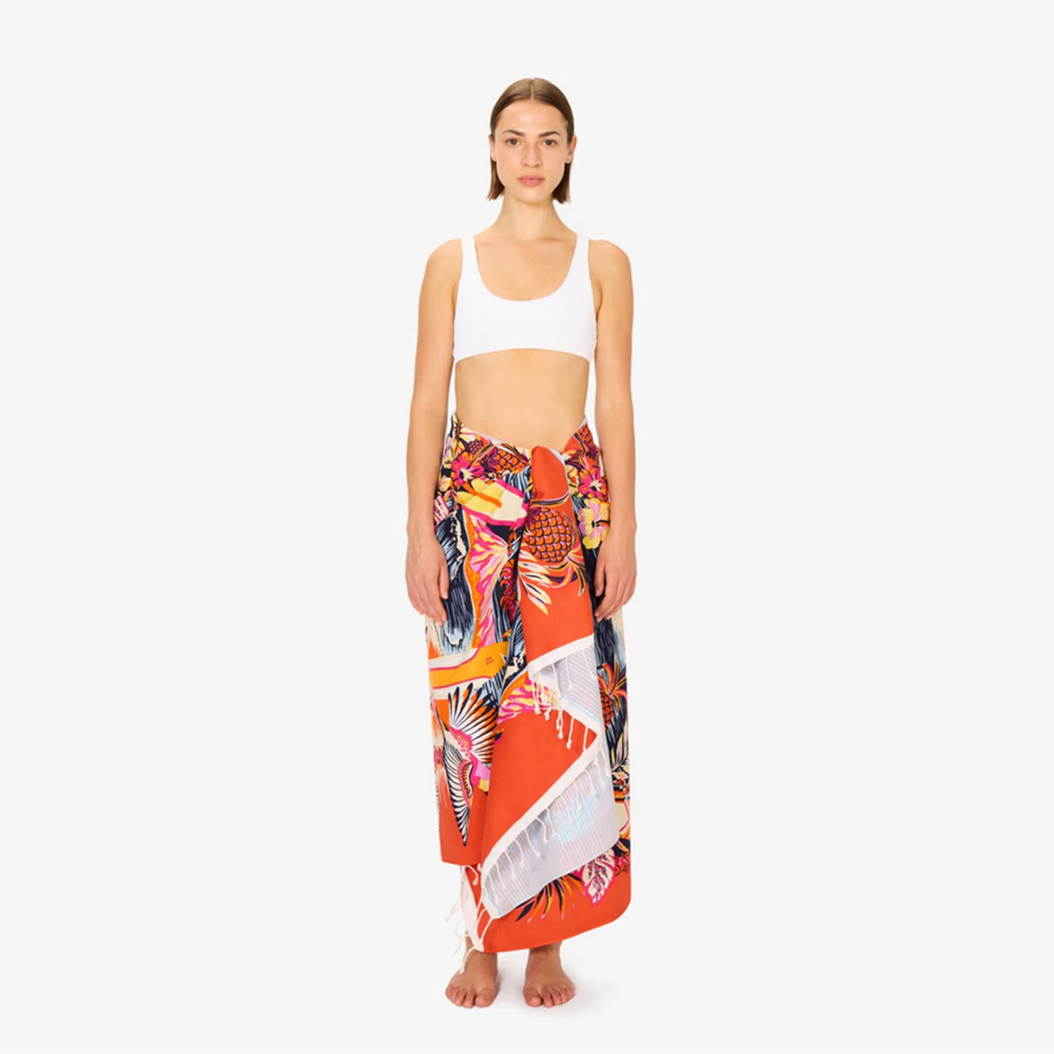 Inoui Editions Hawai Fouta Badetuch mit buntem Muster in Orange von Inoui Editions. Model vorne