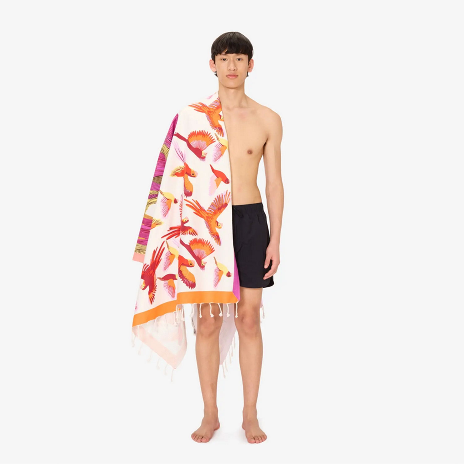 Inoui Editions Rio Fouta Badetuch bund bedruckt von Inoui Editions. Model vorne