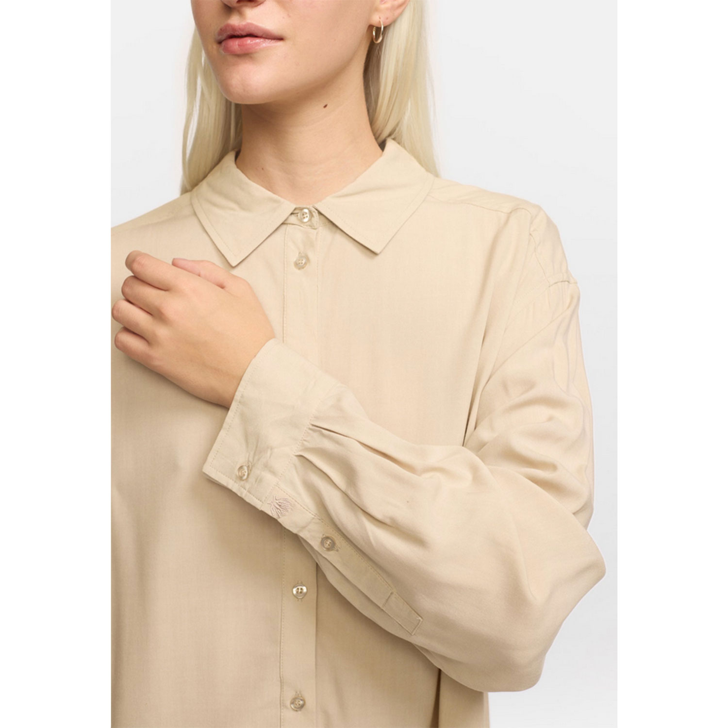 Soft Rebels Freedom Hemdbluse mit Chemisekragen und Knopfleiste in Beige Grau von Soft Rebels. Detail