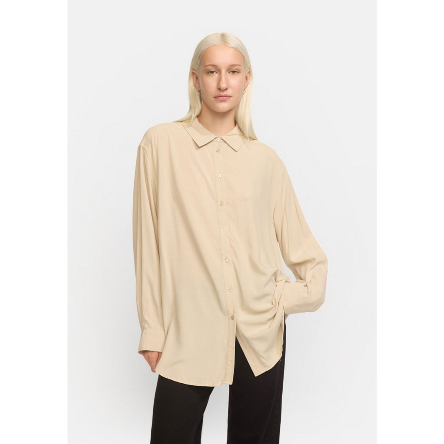 Soft Rebels Freedom Hemdbluse mit Chemisekragen und Knopfleiste in Beige Grau von Soft Rebels. Model vorne