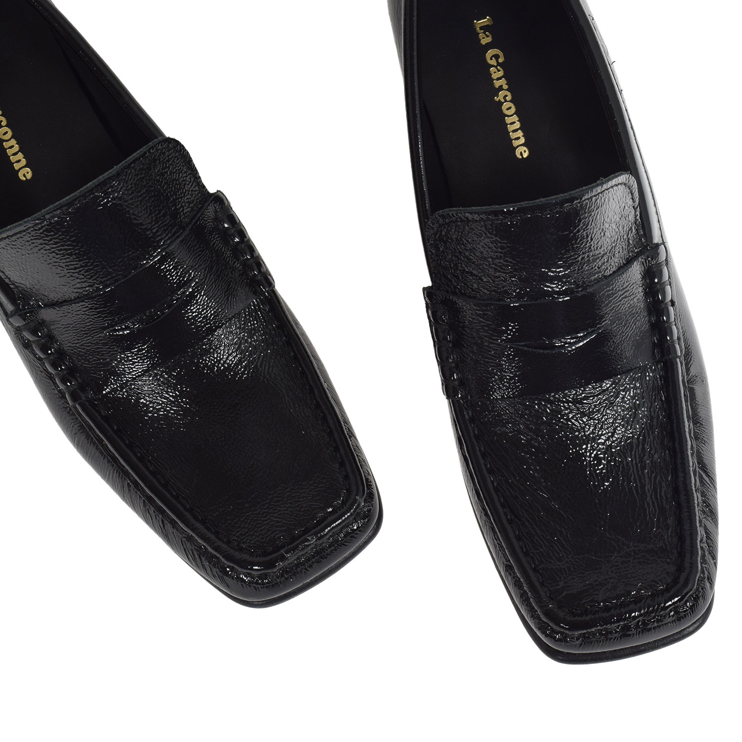 La Garçonne Gabrielle Penny Loafers mit Blockabsatz aus schwarzem Lackleder von La Garçonne Shoes. Detail