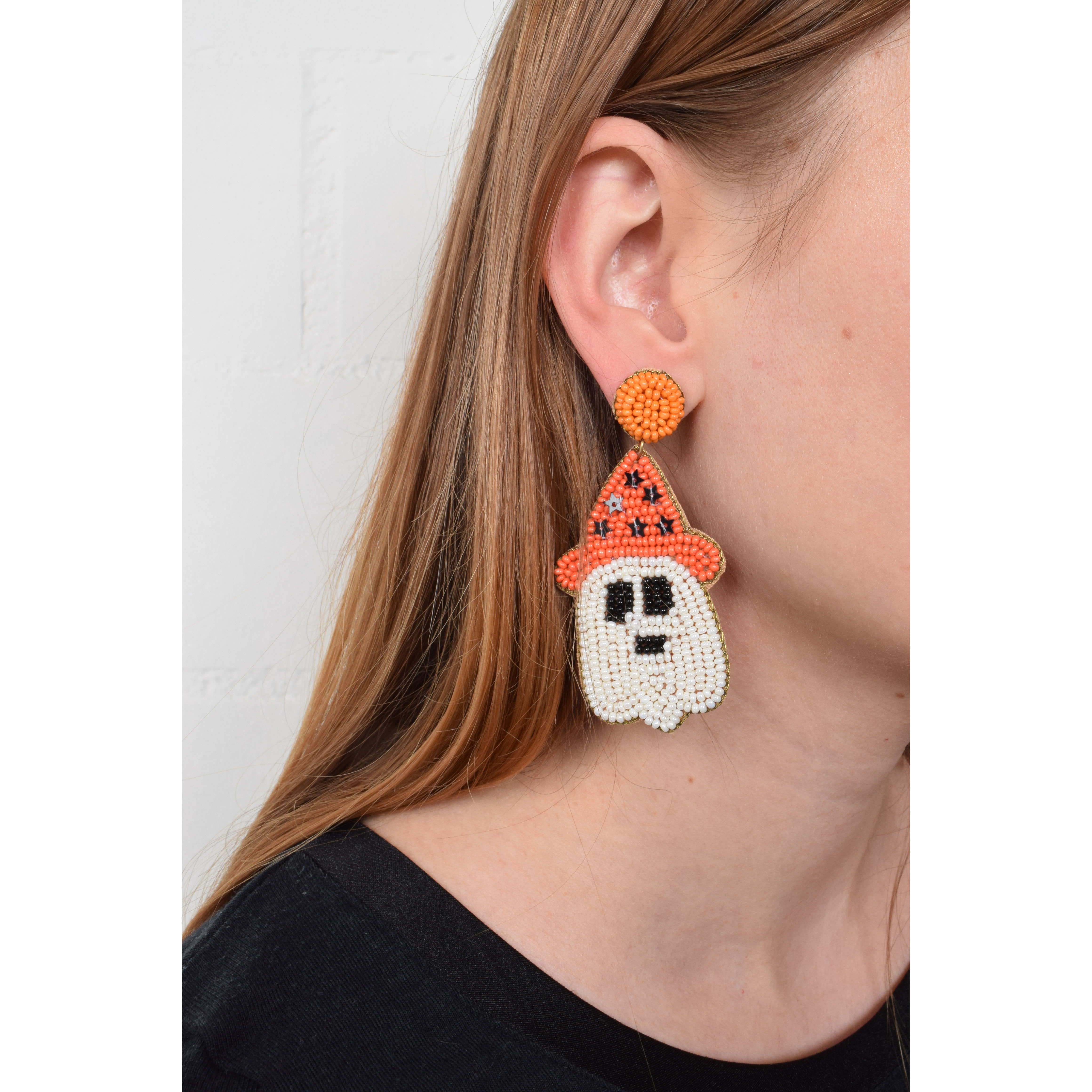 La Garçonne Bijoux Ghost with Hat Ohrstecker in Weiss und Orange von La Garconne Bijoux Model vorne