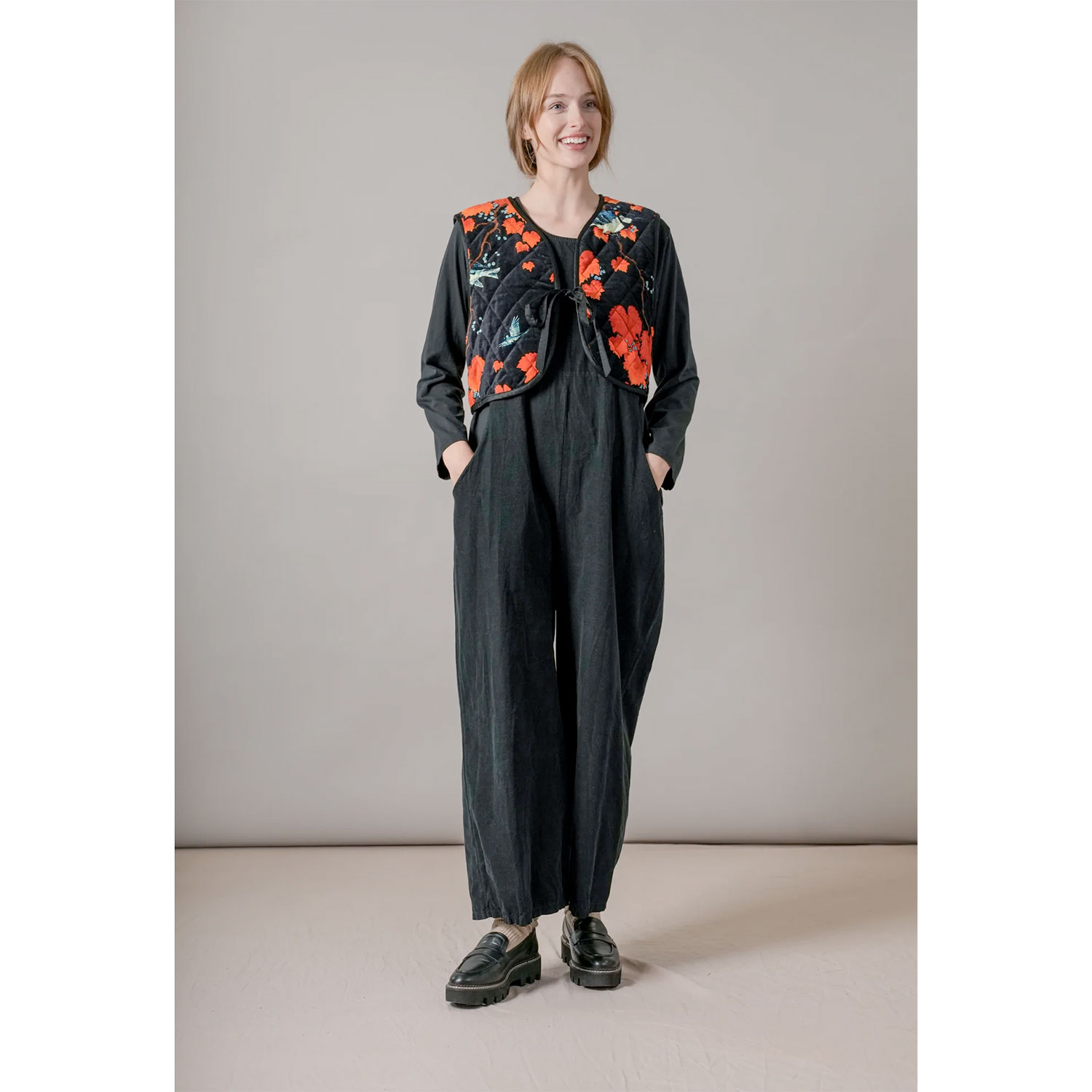 One Hundred Stars Acer Weste aus weichem Baumwollsamt in Schwarz mit schönem Print von One Hundred Stars Model vorne