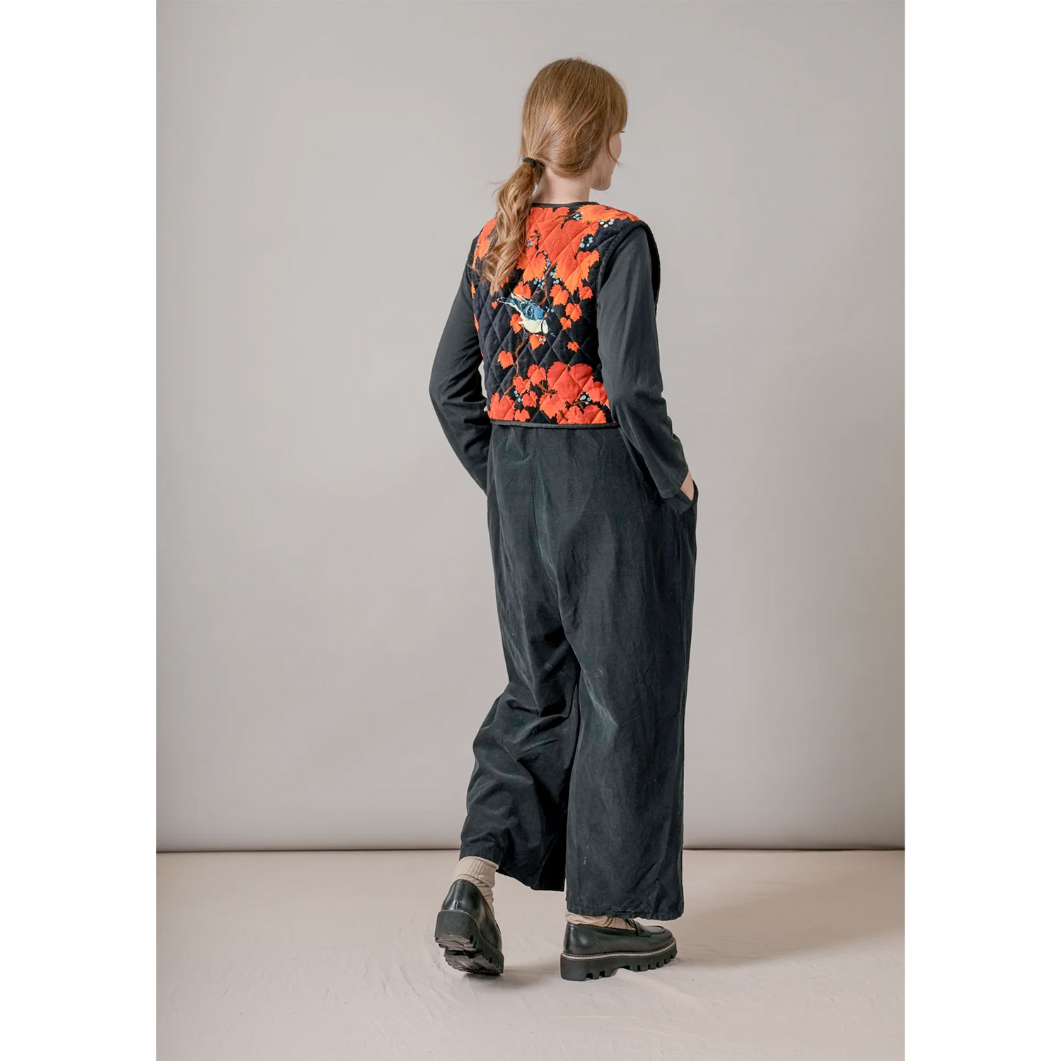 One Hundred Stars Acer Weste aus weichem Baumwollsamt in Schwarz mit schönem Print von One Hundred Stars Model hinten