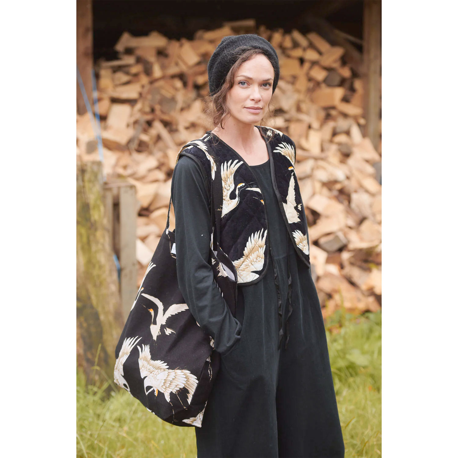 One Hundred Stars Stork Weste aus weichem Baumwollsamt in Schwarz mit schönem Print von One Hundred Stars Model vorne