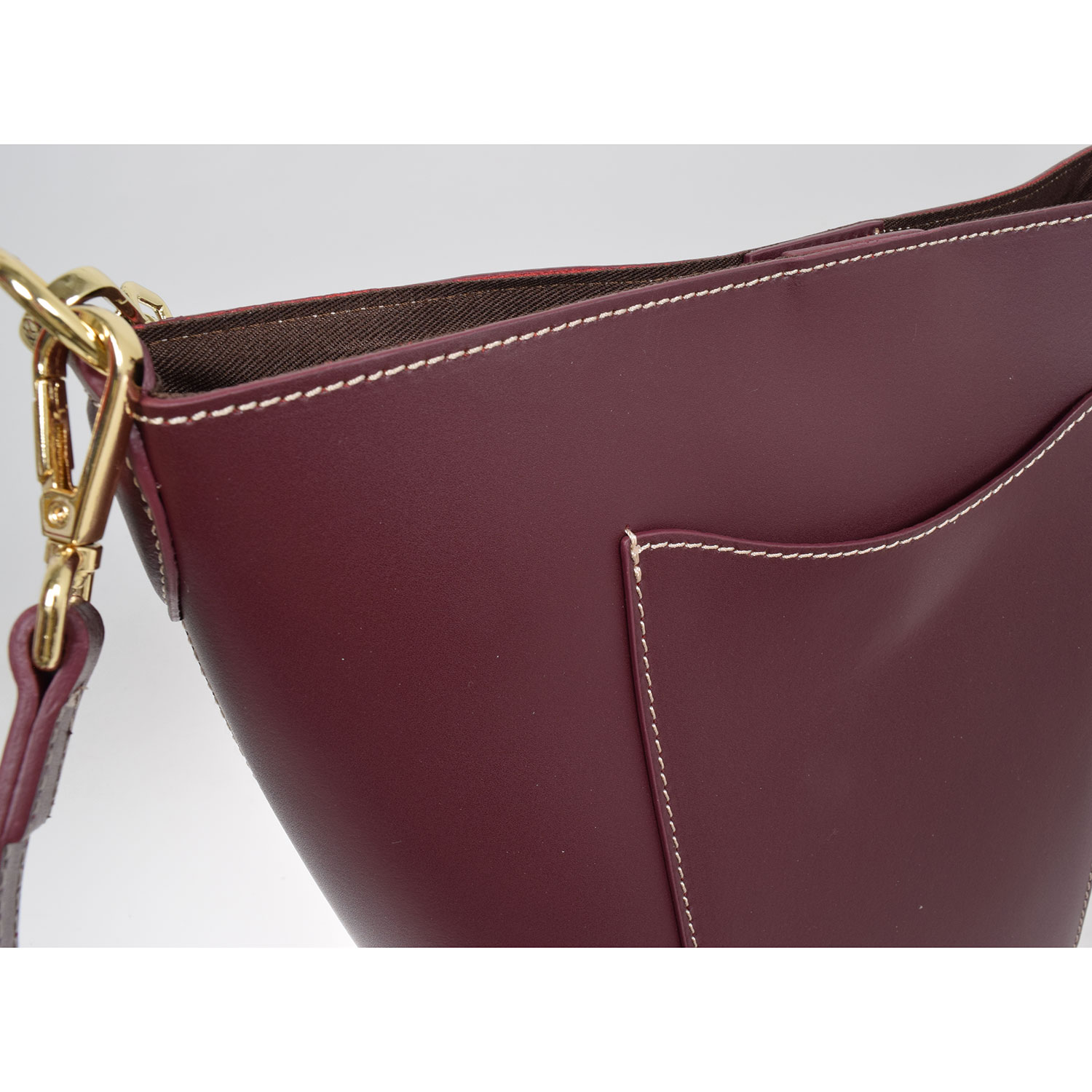 La Garçonne Accessoires Giselle Tasche aus bordeauxrotem Glattleder mit abnhembaren Riemen von La Garçonne. Detail