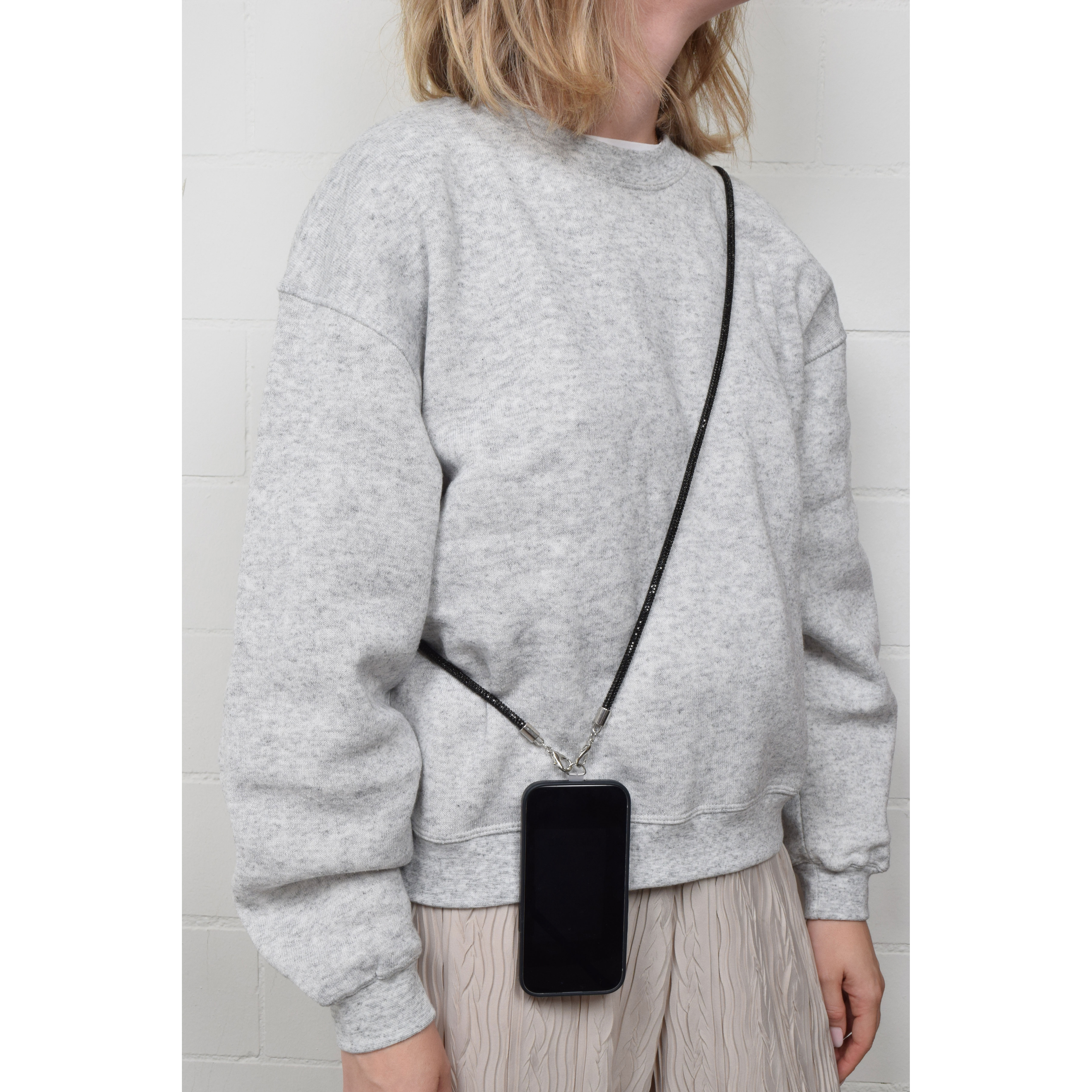 La Garçonne Accessoires Glitzer La Garconne Handykette Schwarz Model vorne