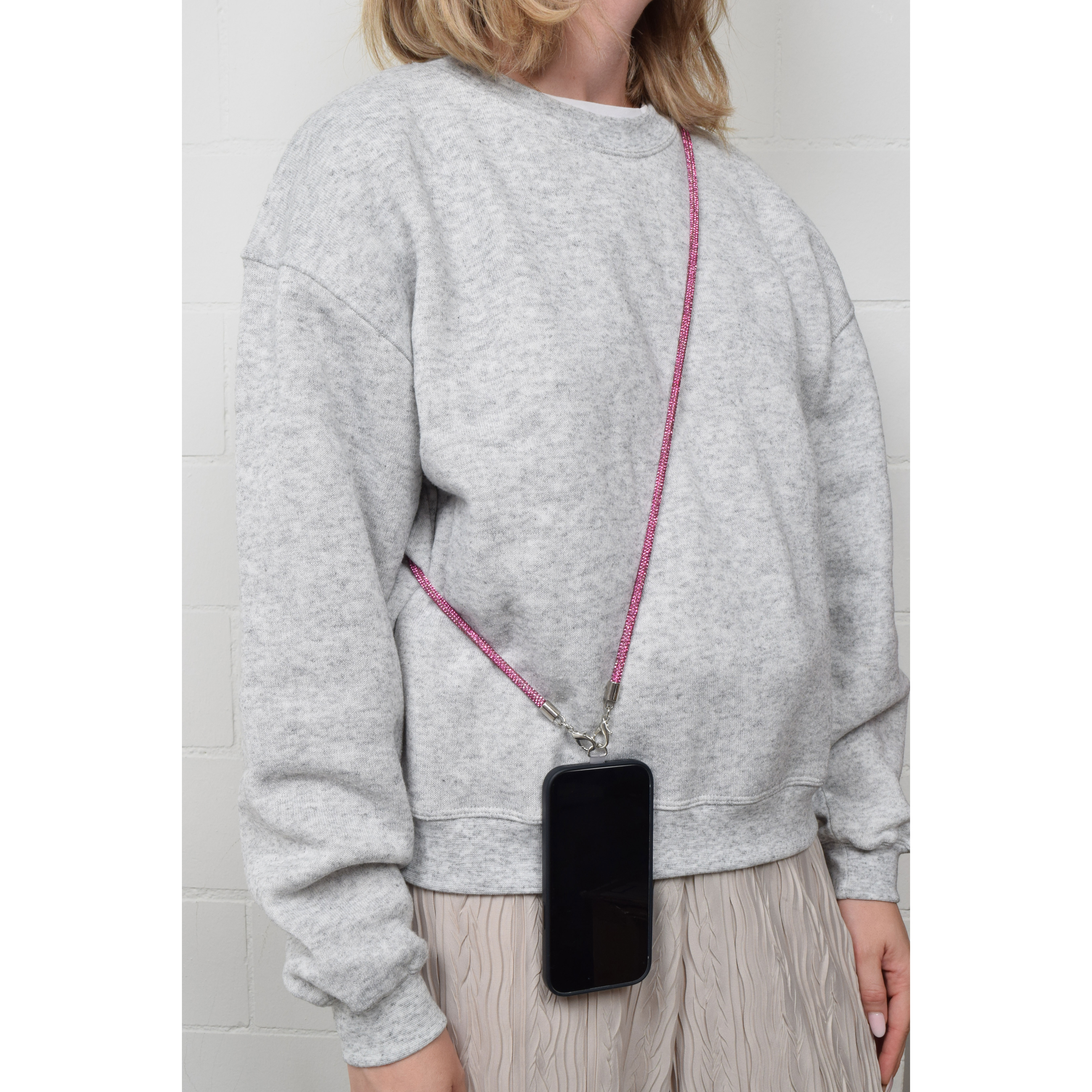 La Garçonne Accessoires Glitzer La Garconne Accessoires Handykette Dark Rose Red Model vorne