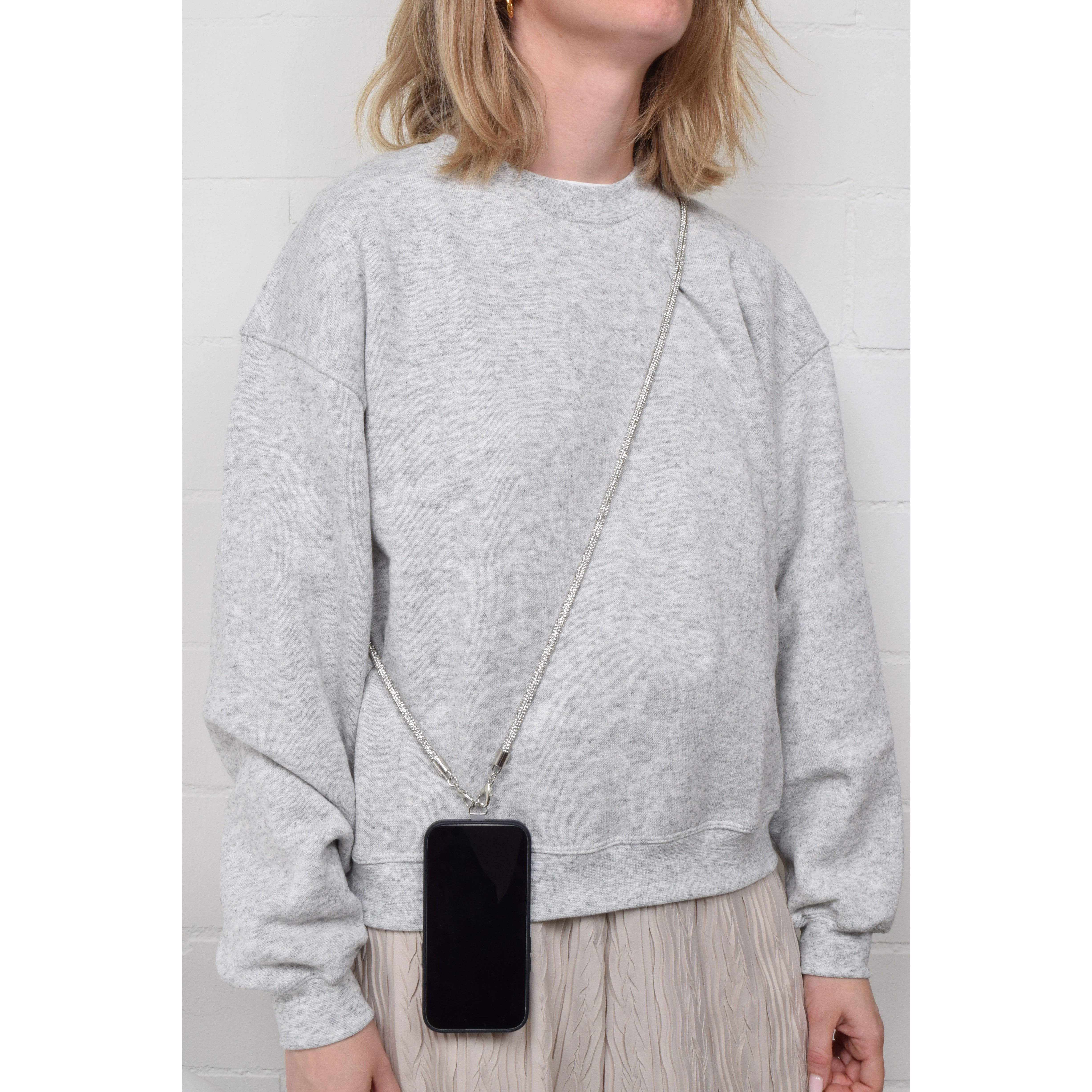 La Garçonne Accessoires Glitzer La Garconne Accessoires Handykette Silber Model vorne